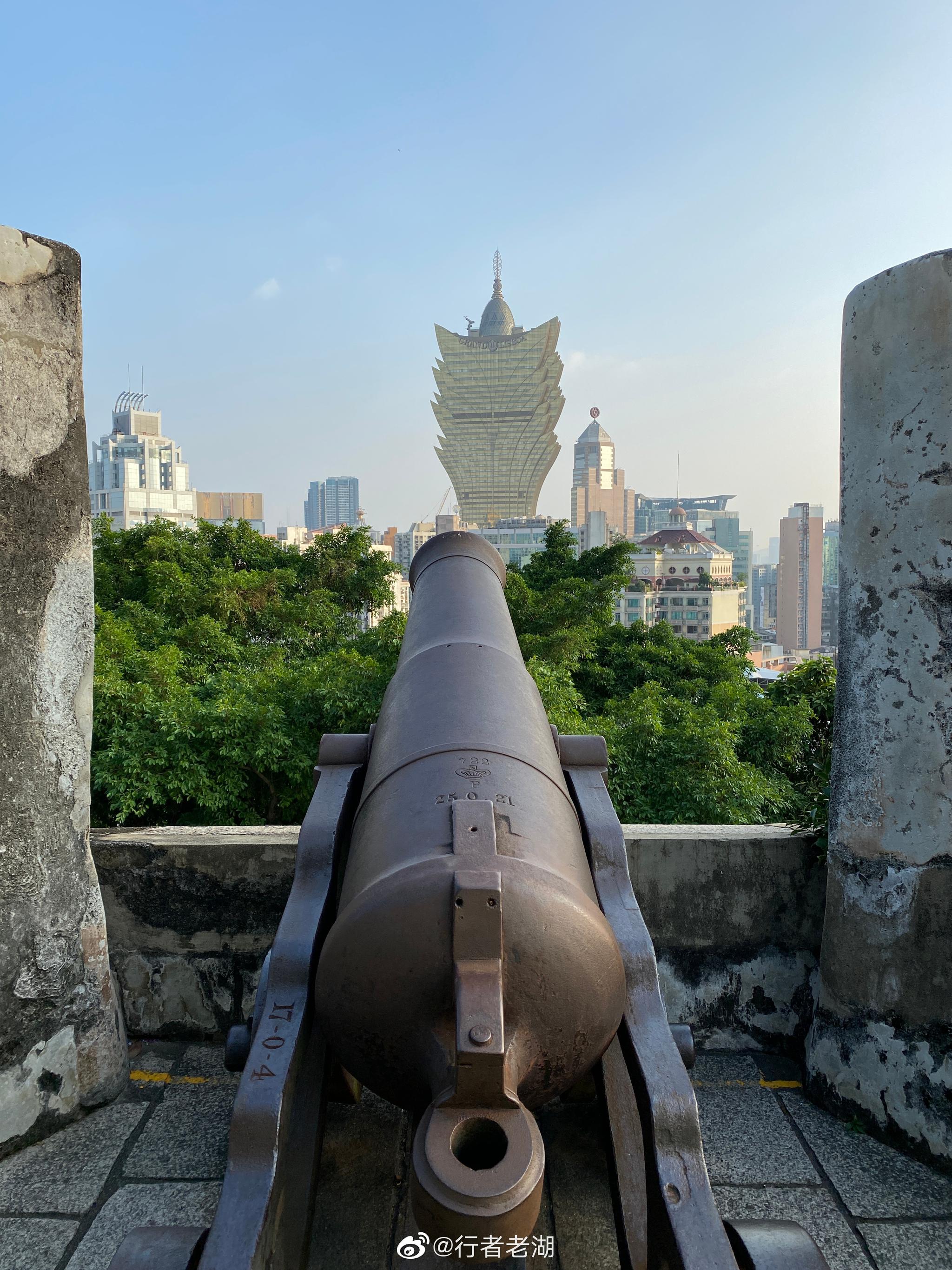 大炮台公园城墙上的大炮,历来是一个游客最爱的地方