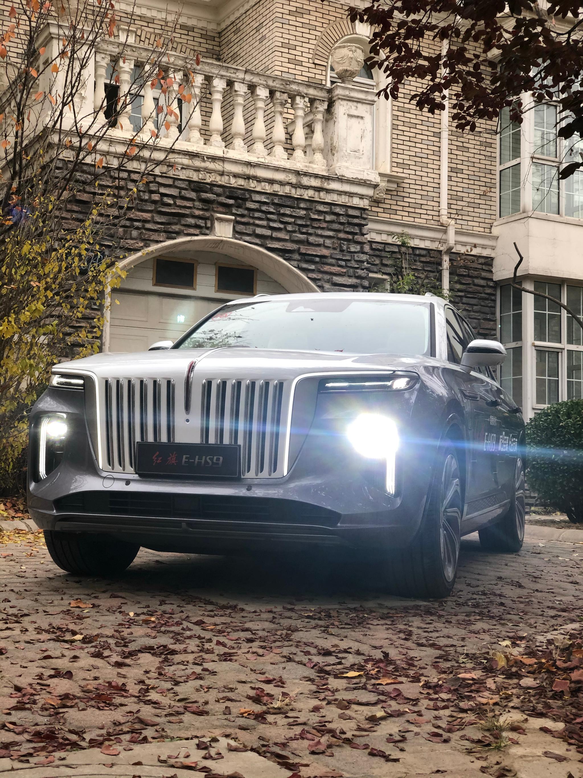 试完红旗库里南,几个点:1,怪是有点怪但不丑,添越库里南也是怪