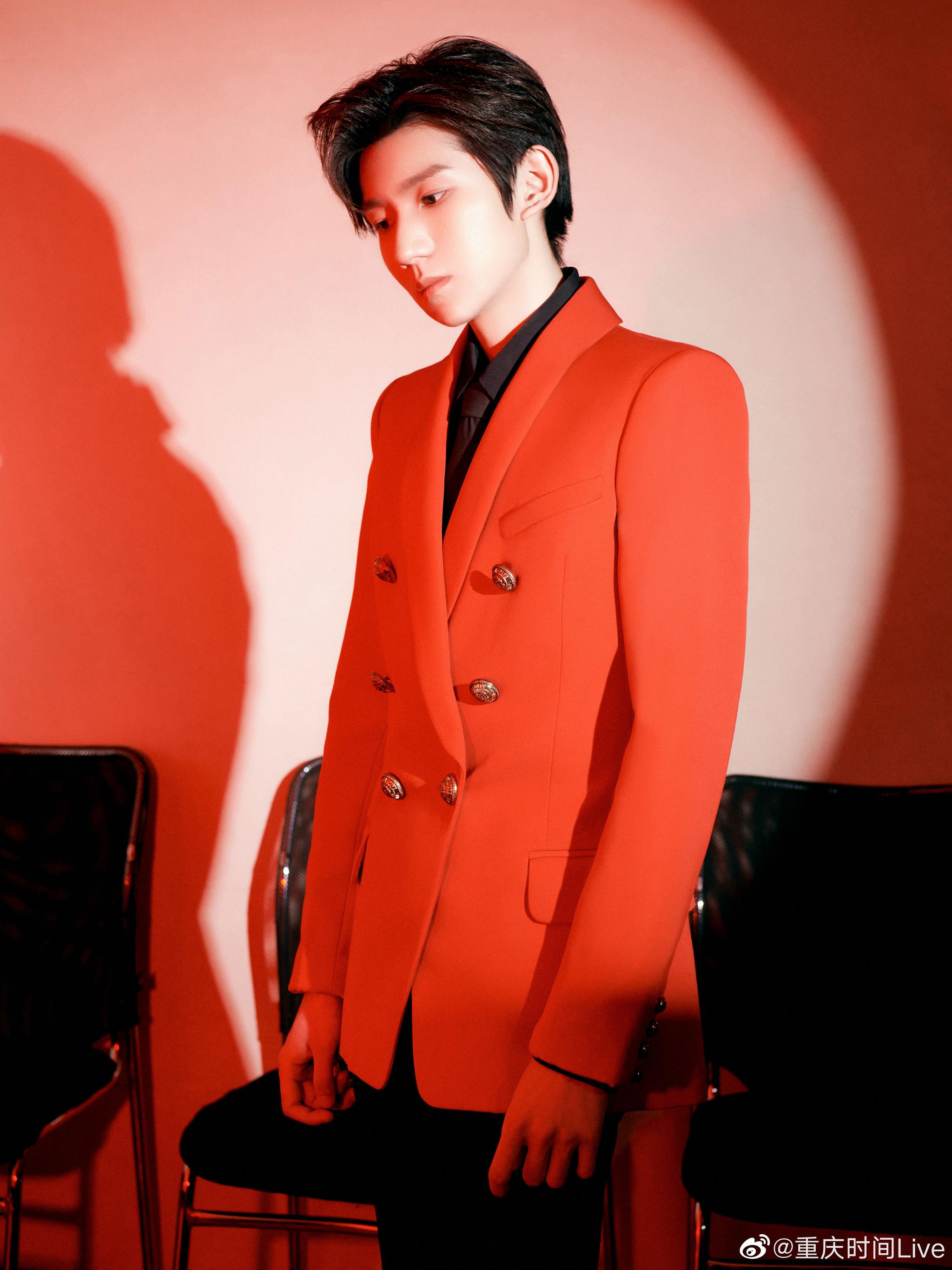 王源roywang工作室 晒出@tfboys-王源 新年大片 送出牛年祝福!