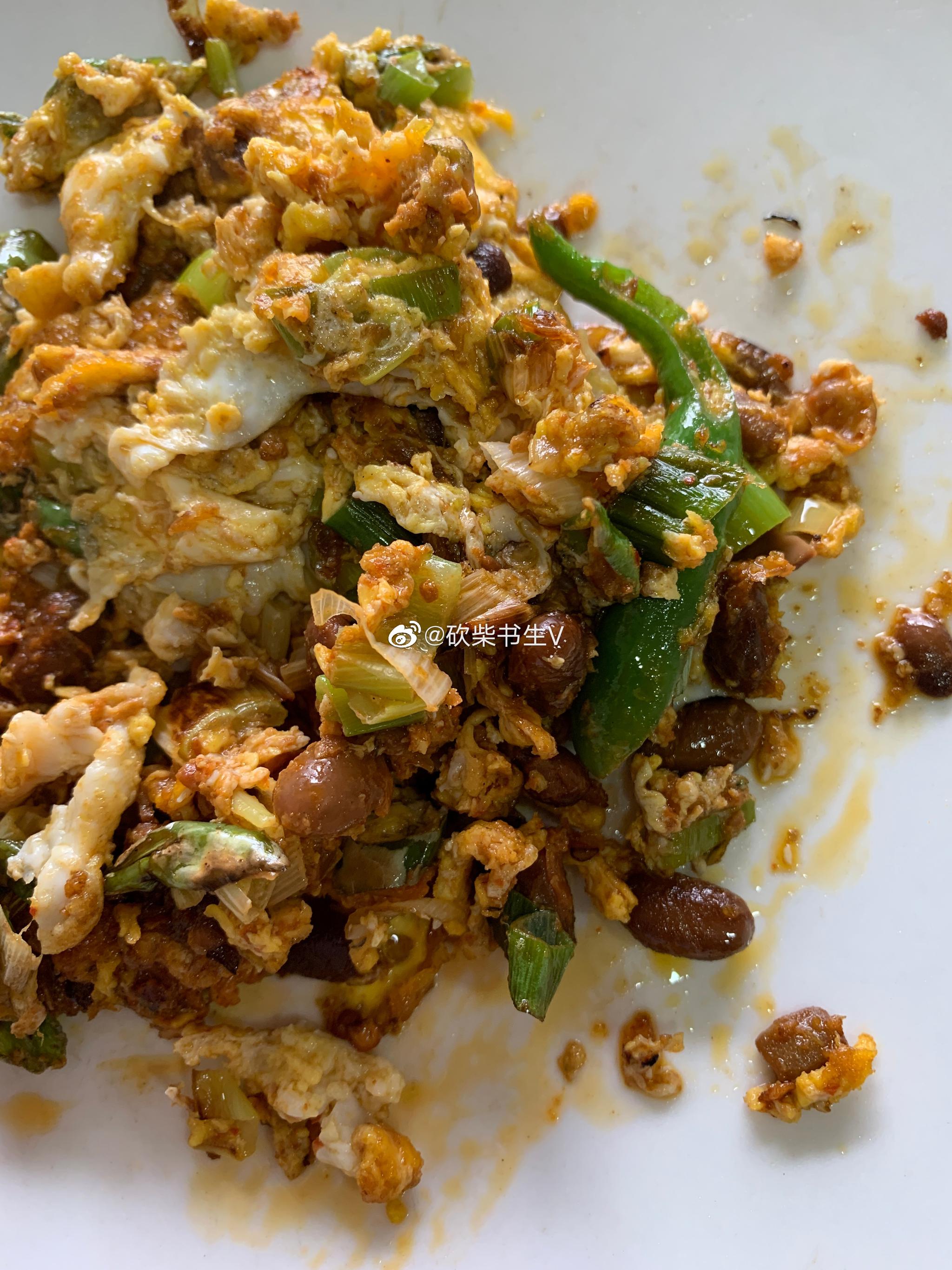 盐豆炒鸡蛋是苏北常见小吃，适合卷煎饼吃，以邳州做的最好吃……