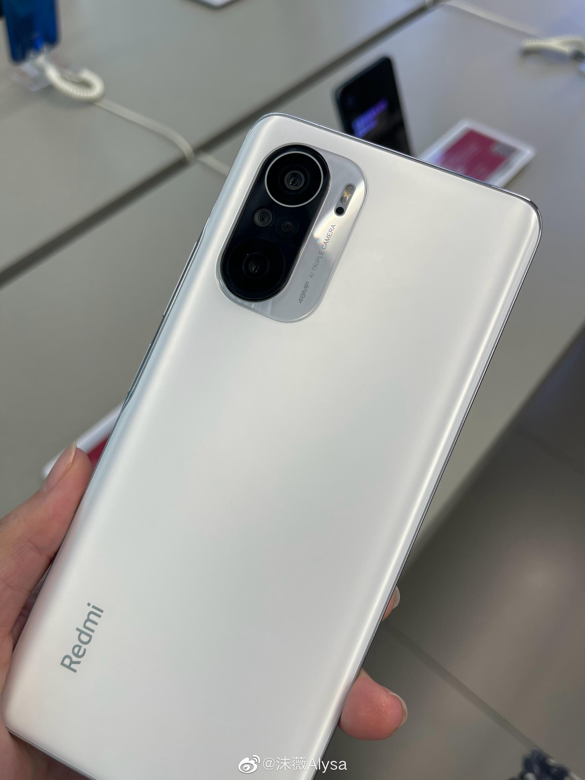 听说红米k40很难抢感觉白色最好看正面挖孔真小