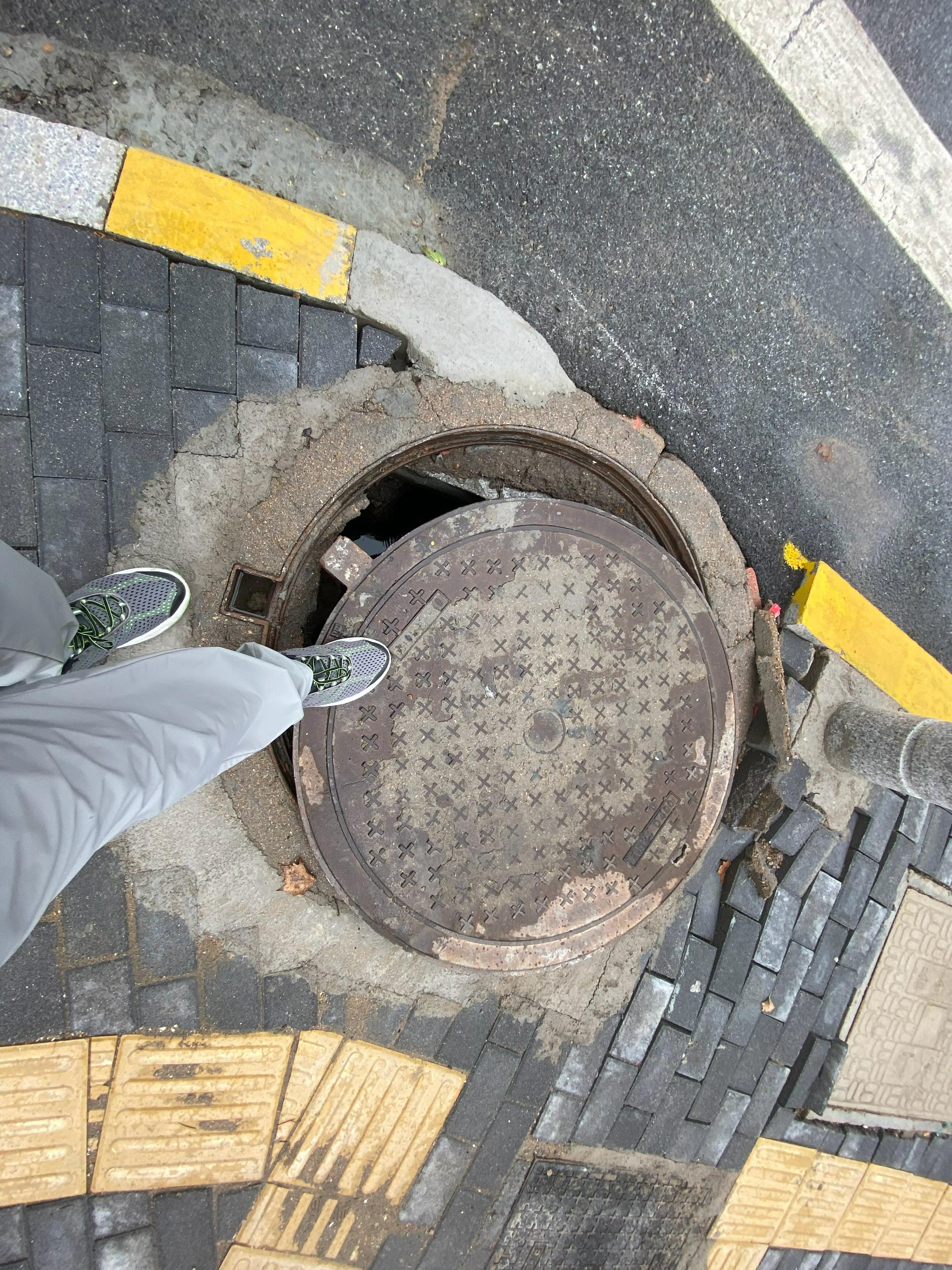 西吴路和西吴三路,西北角有一个井盖开启,很容易伤人