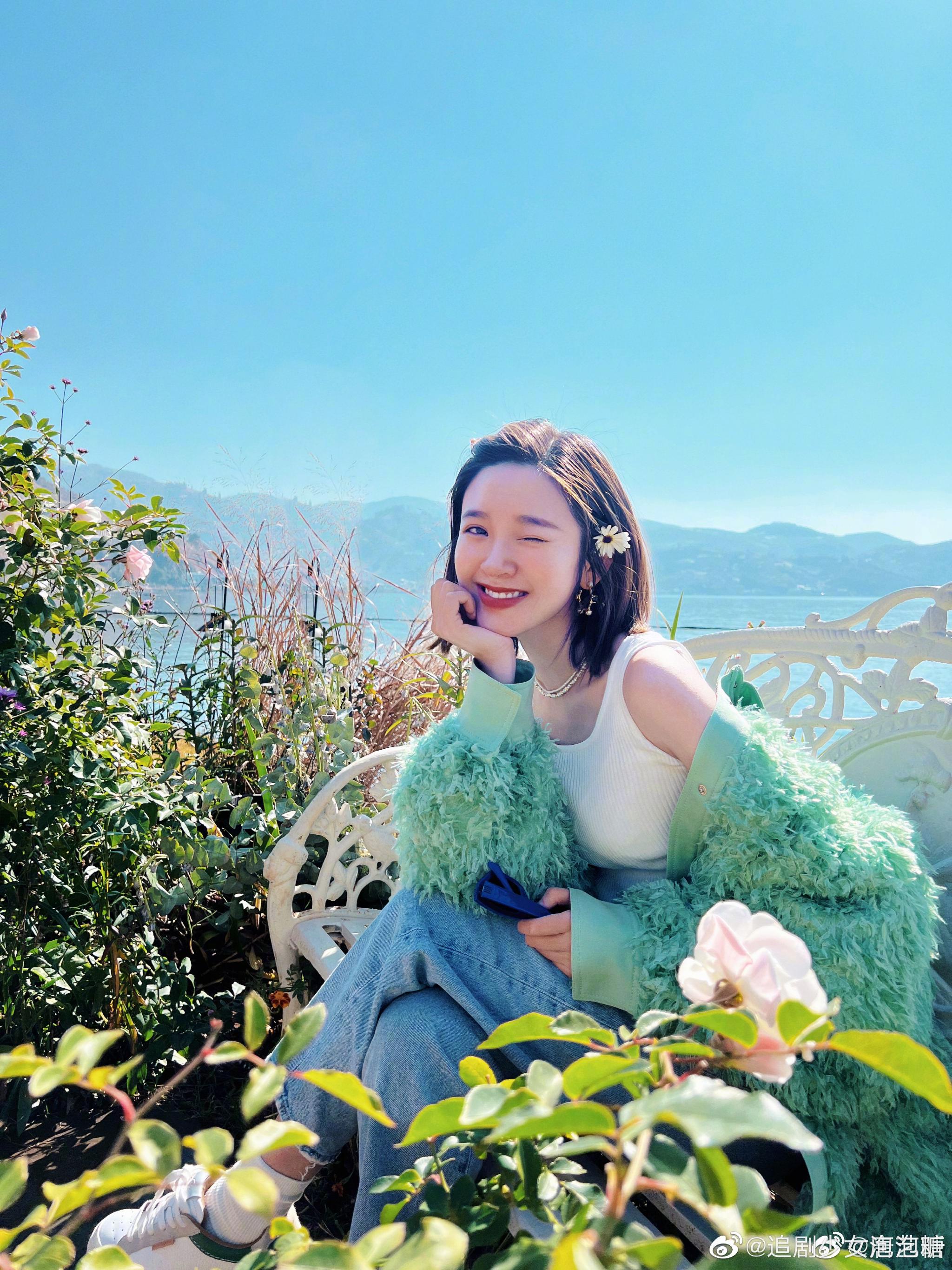 唐艺昕海边随拍,绿色毛绒外套造型春意满满,和姐姐一起看海啦|唐艺昕