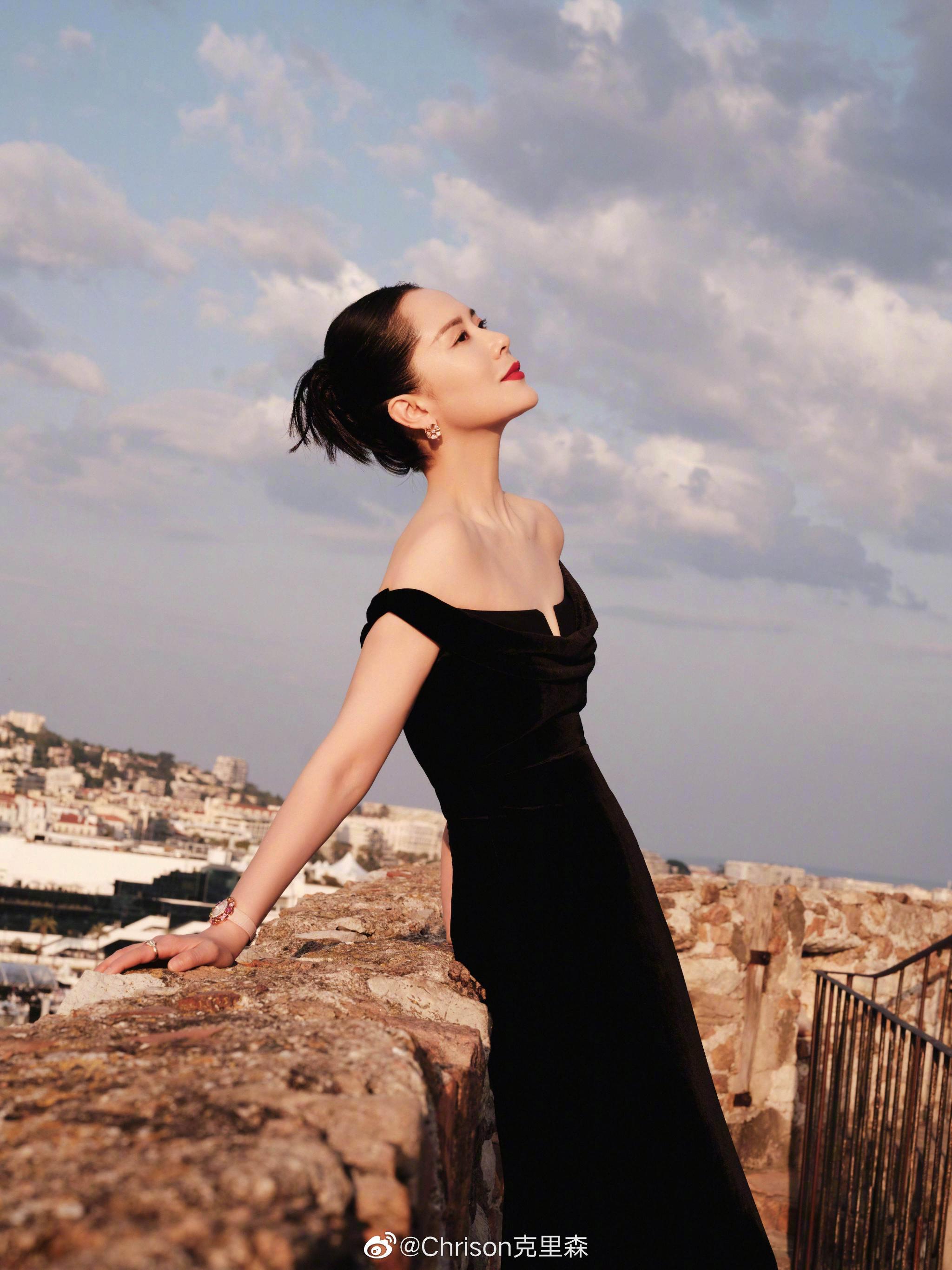 海清以简约黑裙加明艳红唇亮相戛纳《狩猎者》红毯……_高清图集_新浪