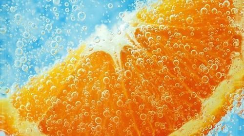 夏天如何穿出清凉感?送你"橘子汽水色"穿搭