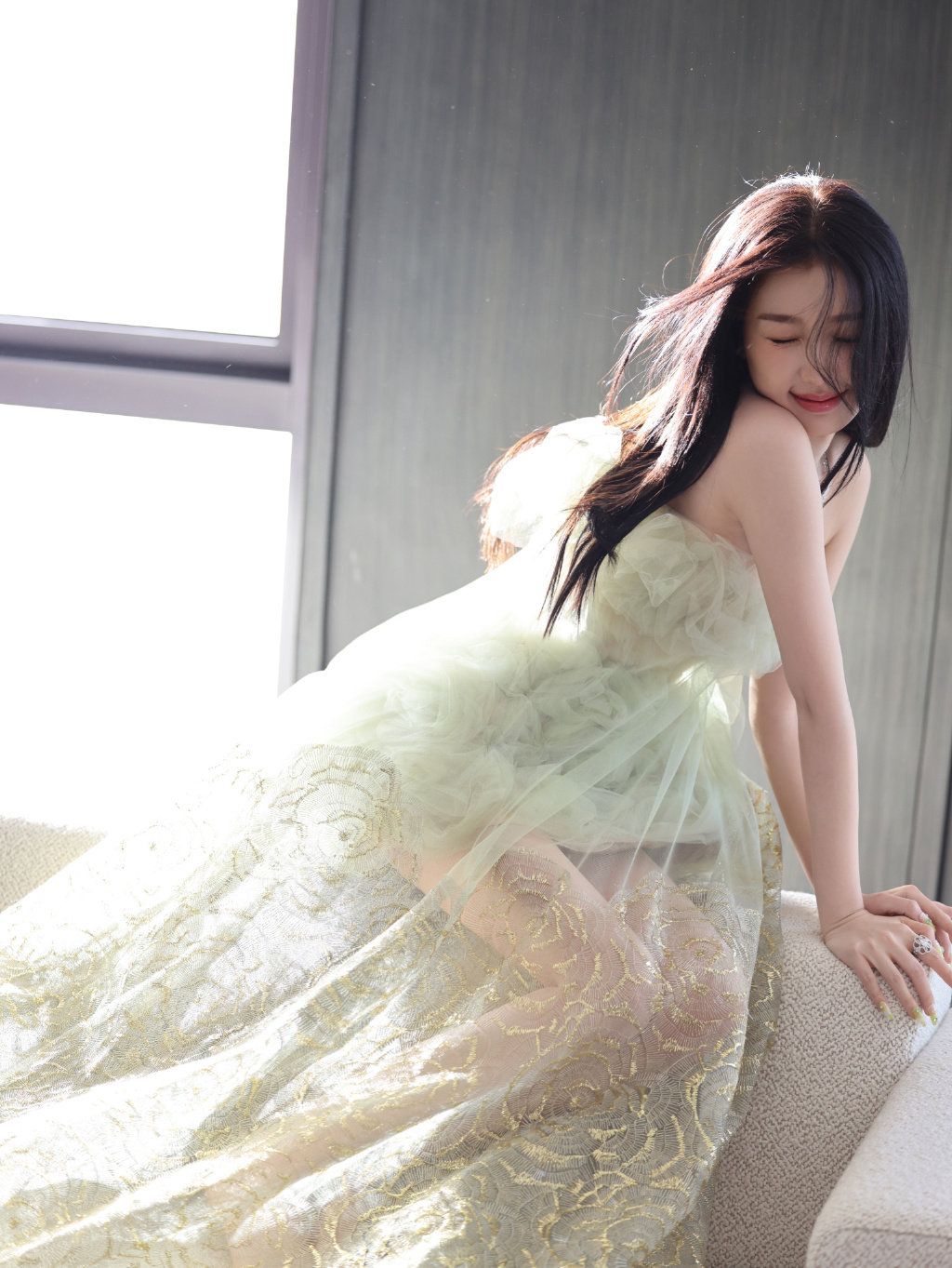 虞书欣 一身青色纱裙置身光影中,一双美腿若隐若现……__财经头条