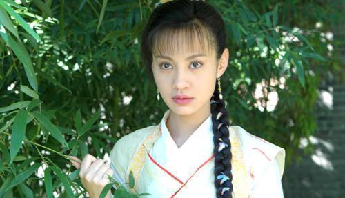 作为一个从底层出身的女孩,江别鹤是她全部的希望,所以哪怕在江家受尽