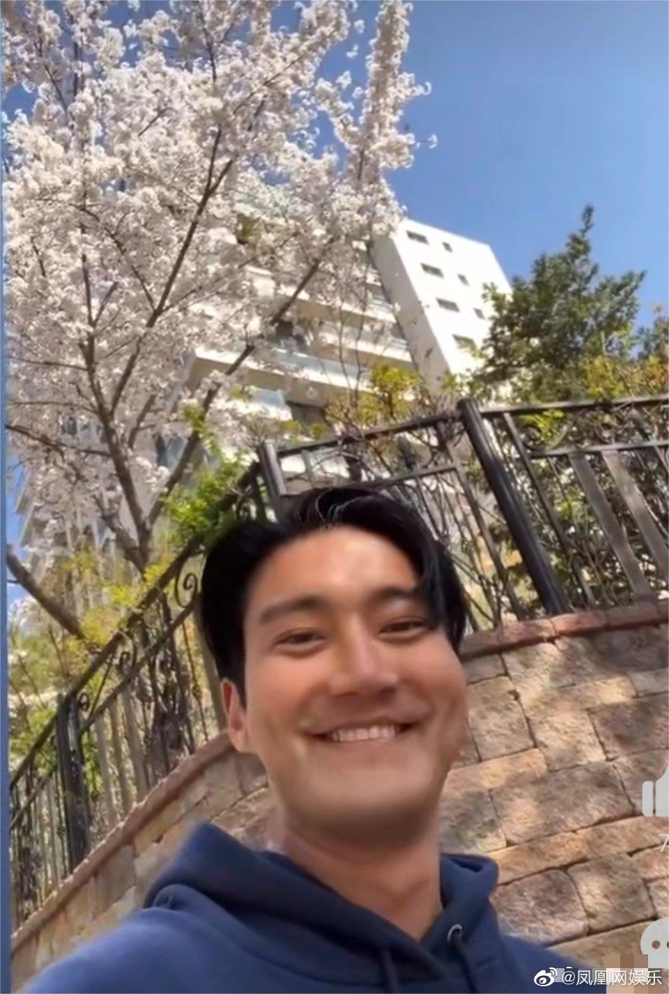 1/ 4近日,有网友上传与崔始源合照,照片中崔始源发福明显.