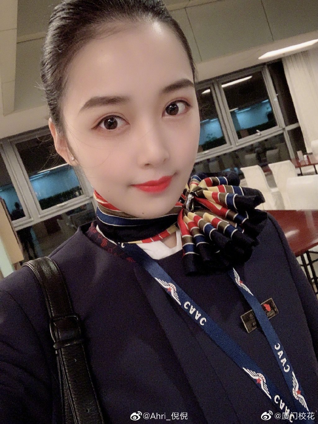 她叫倪倪,98年,就读于上海民航学院,身高172cm,很可爱的女生