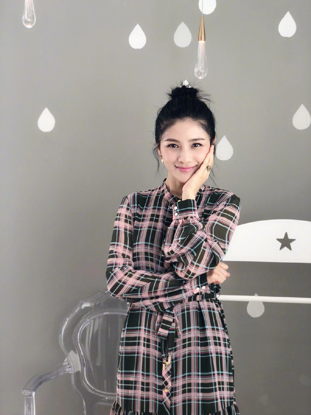 胡可有着演员与主持人的双重身份出道以来参演过多部作品演技得到