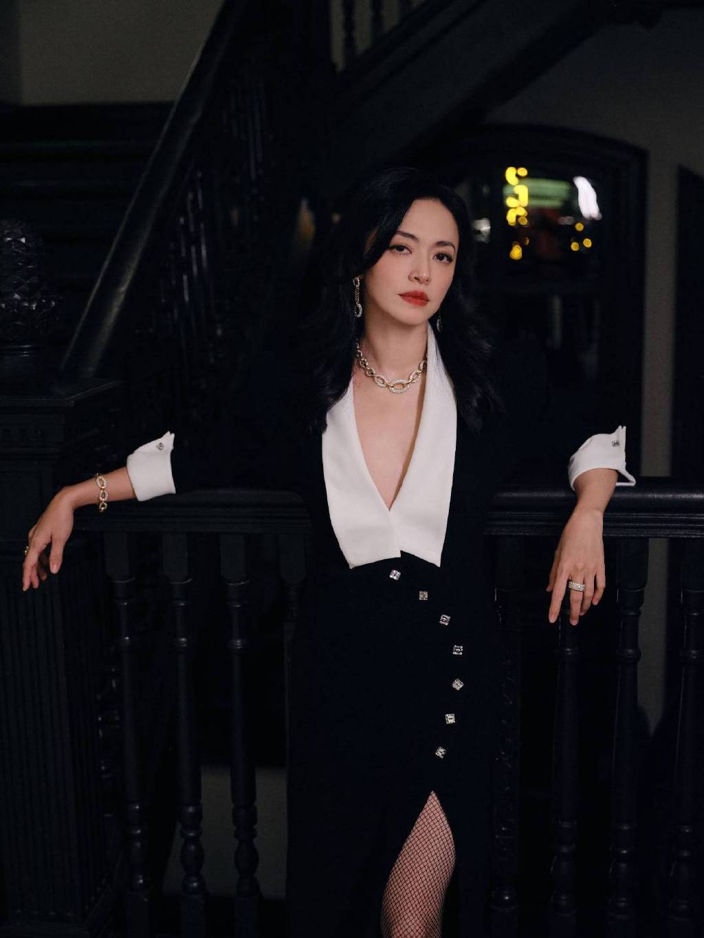 姚晨亮相VOGUEfilm她视界艺术周首映之夜 黑白拼色礼服尽显出众气质