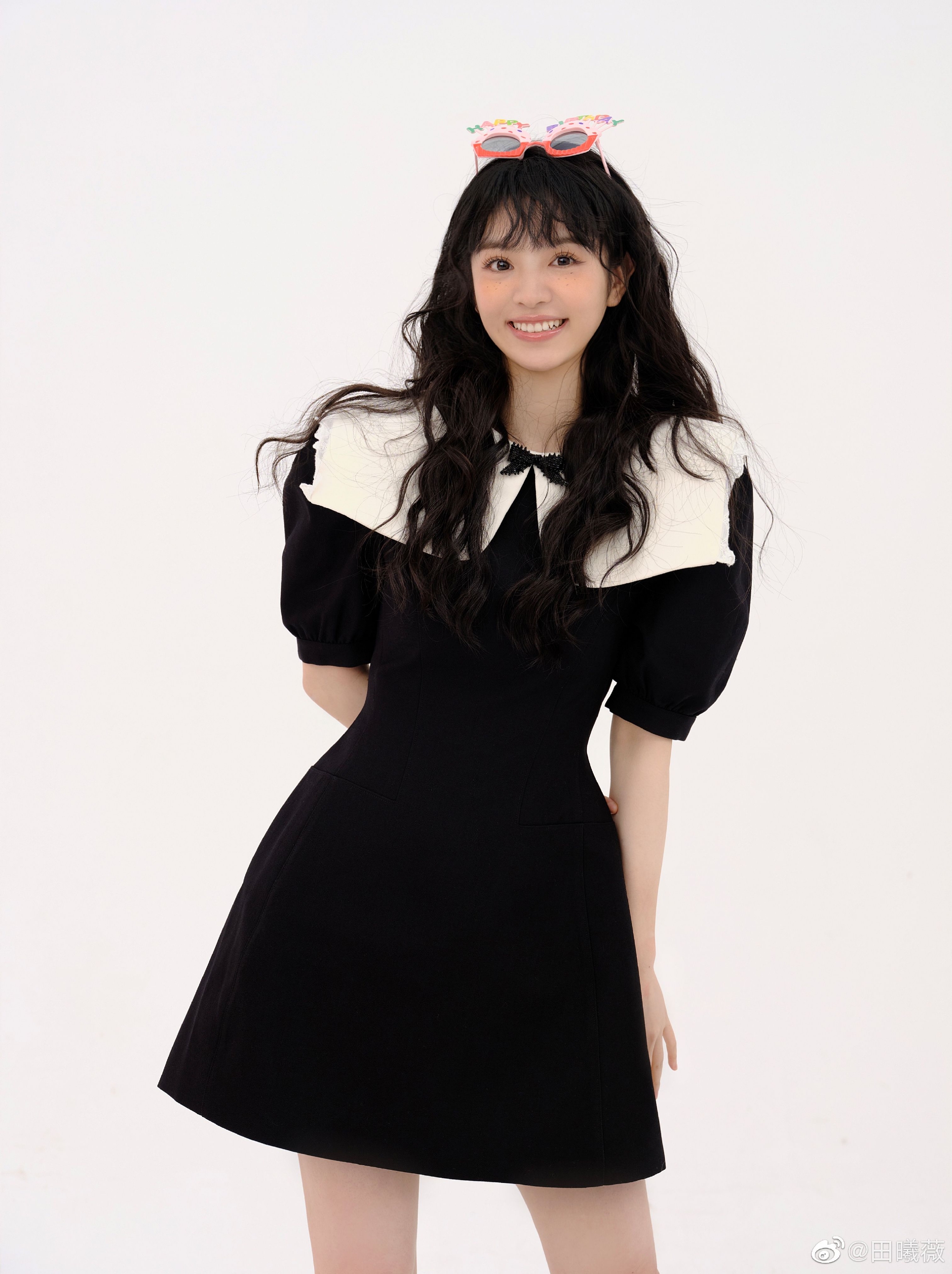 演员@田曦薇 晒出一组身着娃娃领泡泡袖连衣裙的生日写真……_高清