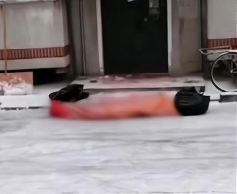 六旬男子扫雪时，不幸突发疾病身亡：心疼保洁员老伴这才下楼扫雪休闲区蓝鸢梦想 - Www.slyday.coM