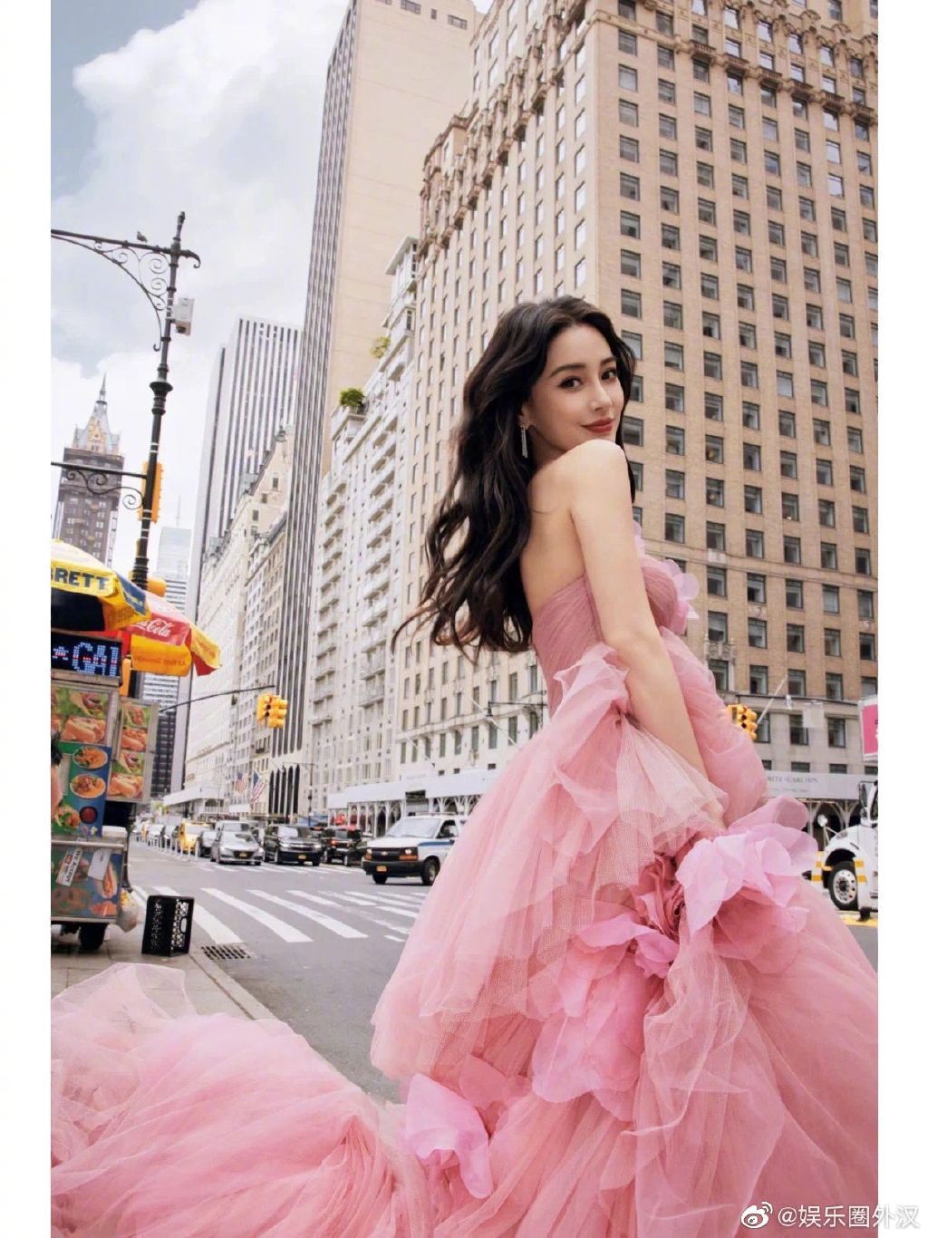 angelababy之前去纽约参加活动穿的粉色高定礼服设计总监透露