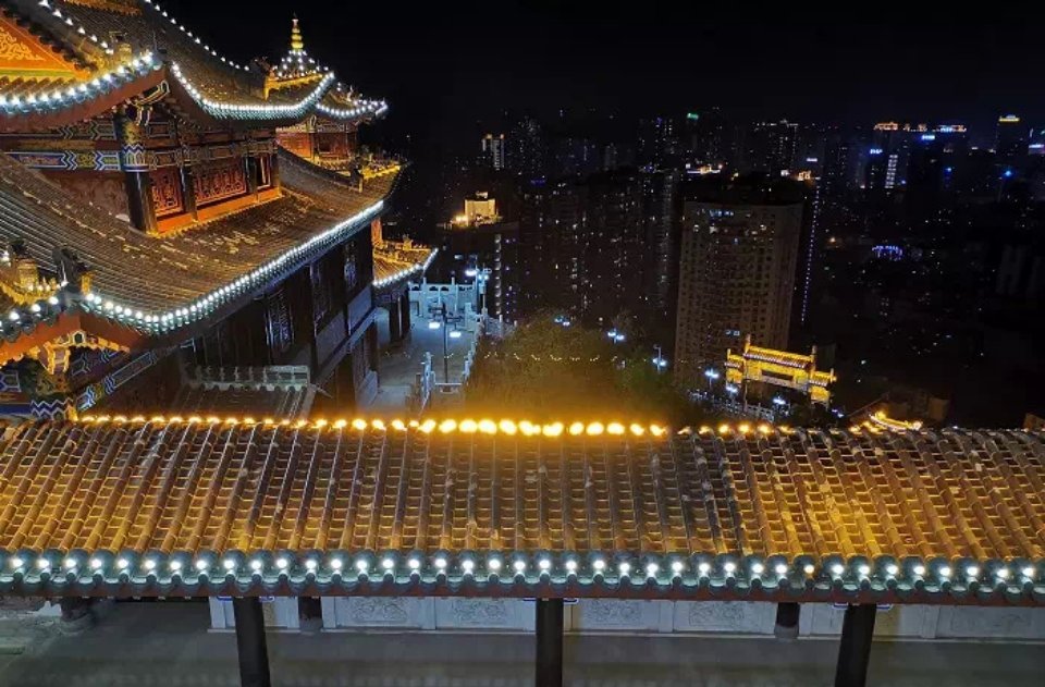 如今东山塔距离完工已经不远,站在观景台上,贵阳市两城区的夜景顿时