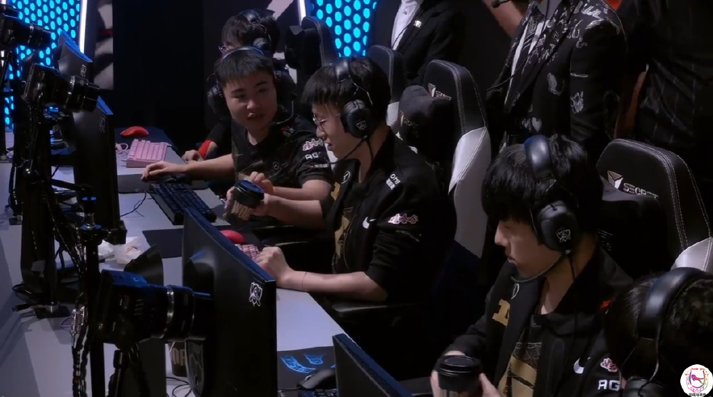 RNG击败MAD拿下首胜！赢了比赛却依然漏洞百出休闲区蓝鸢梦想 - Www.slyday.coM