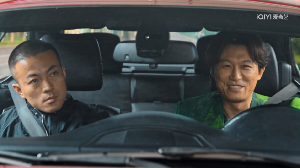 唐小虎在率先跟随高启强起势之后,开着一辆硬顶敞篷跑车去为他哥唐