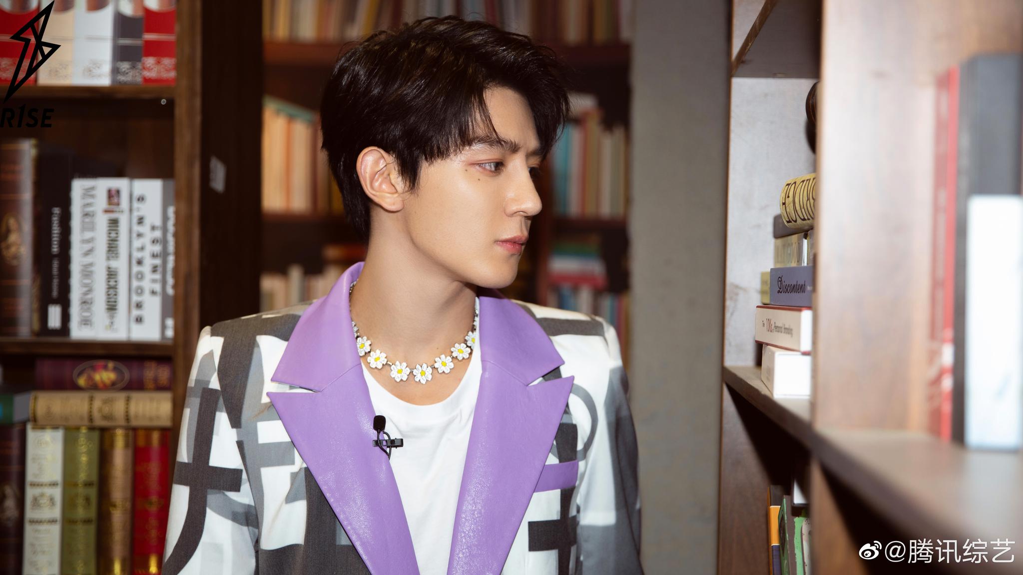 从小变魔术的r1se夏之光自信展示自己的魔术表演