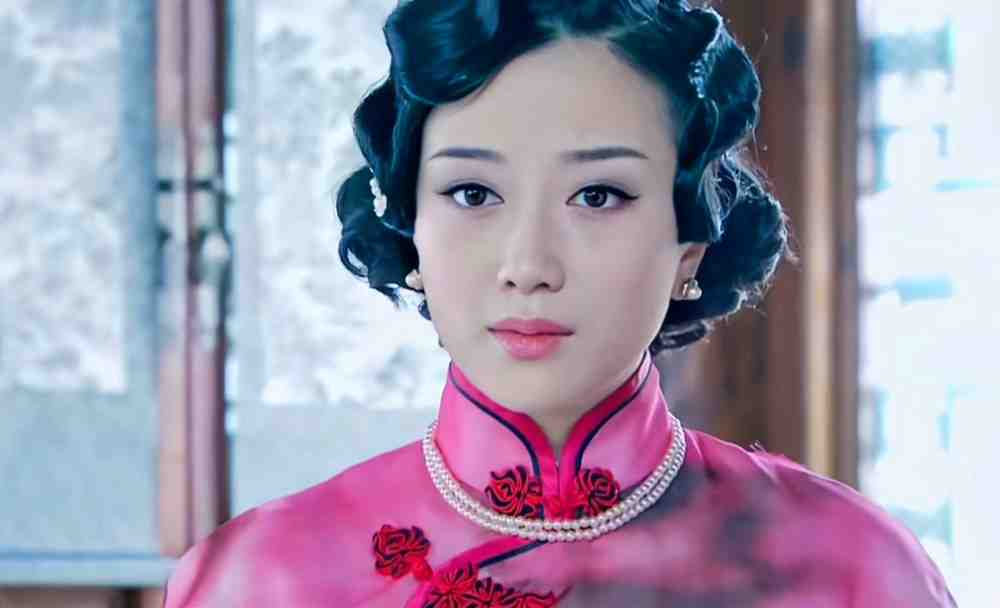 而2015年《东方战场》中刘璇扮演的婉容,则有种小女孩强装大人的感觉.