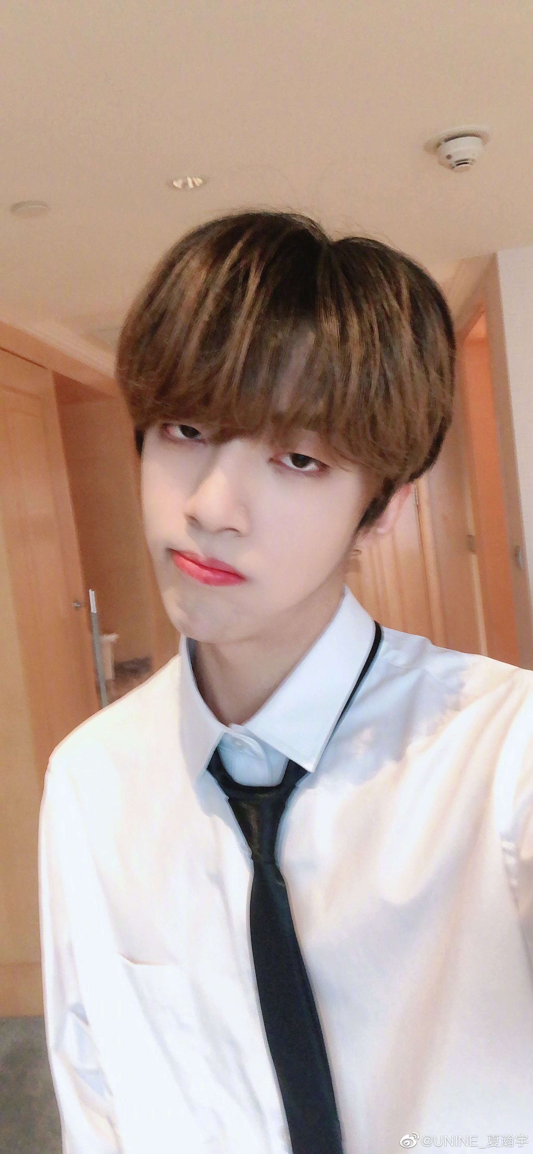unine成员夏瀚宇晒了一张竖中指的照片