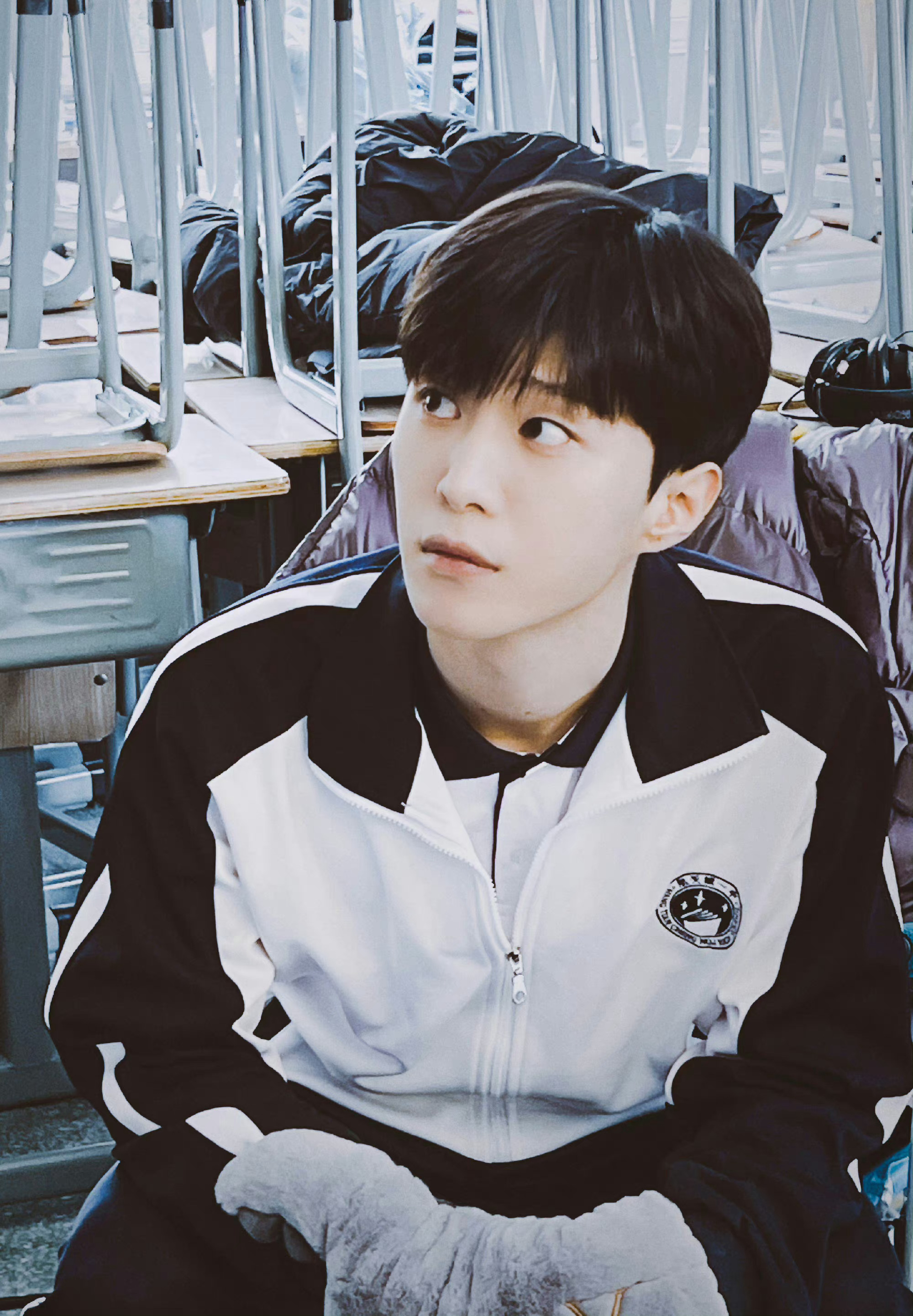 范丞丞要久久爱新剧照,脸颊比心好可爱期待范丞丞演的蒋翼呀@范丞丞