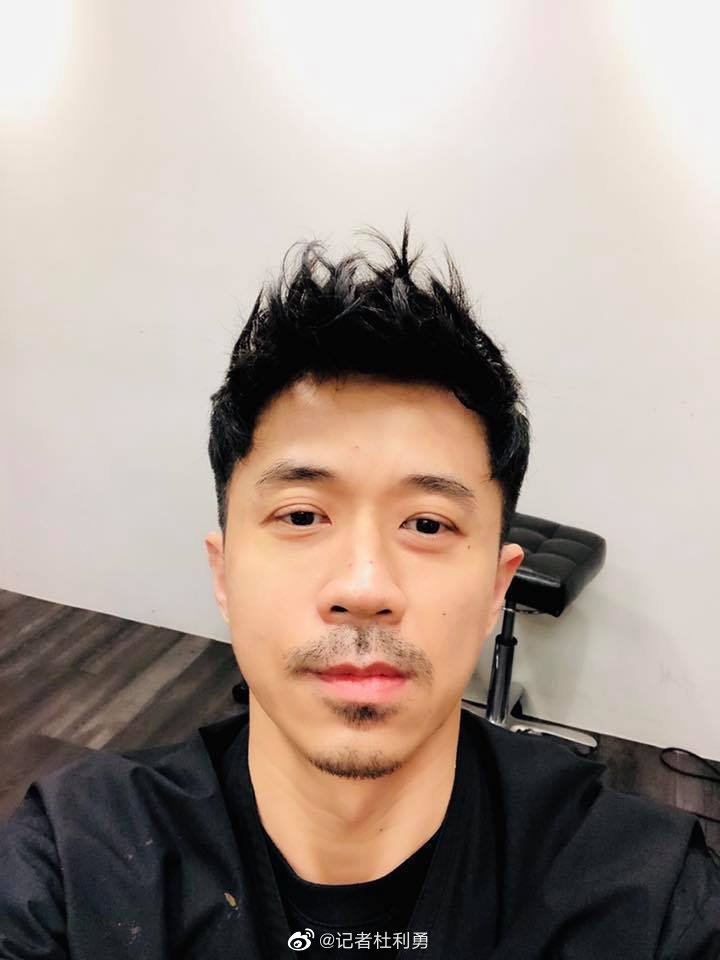 49岁光良近照蓄起胡渣变大叔范 剪清爽短发帅气有型