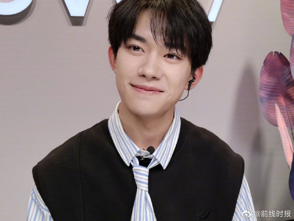 易烊千玺戳酒窝 小可爱一枚,想摸摸顺毛