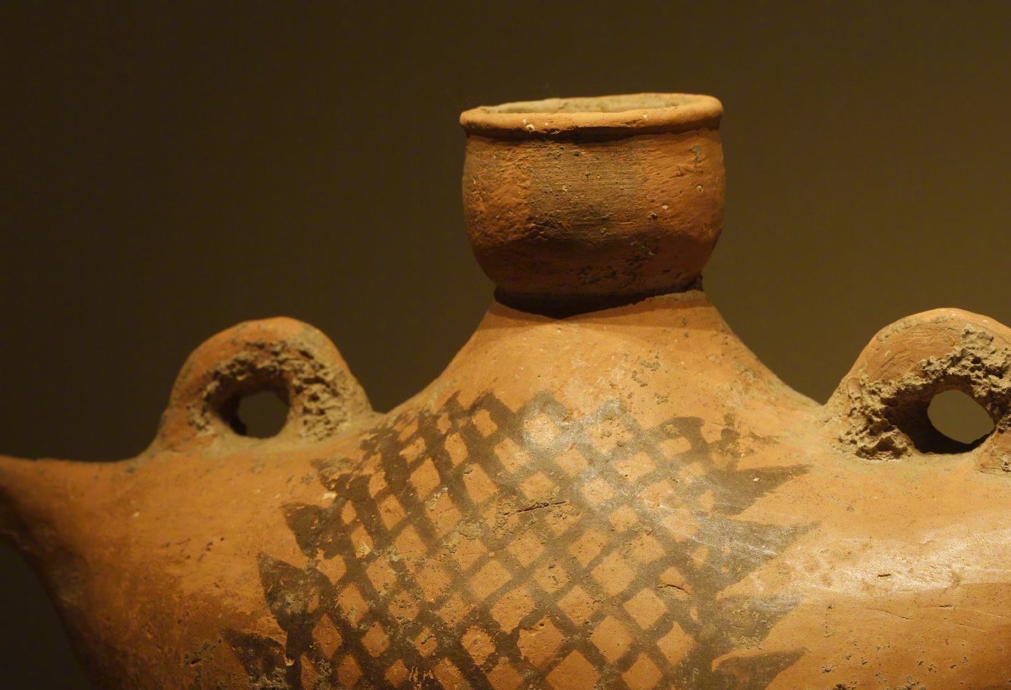 1958年陕西省宝鸡北首岭遗址出土的船形彩陶壶现藏于国家博物馆