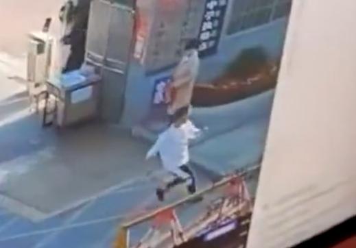 男子校门口持刀滋事，保安发现后作壁上观返回保安室，引家长质疑休闲区蓝鸢梦想 - Www.slyday.coM