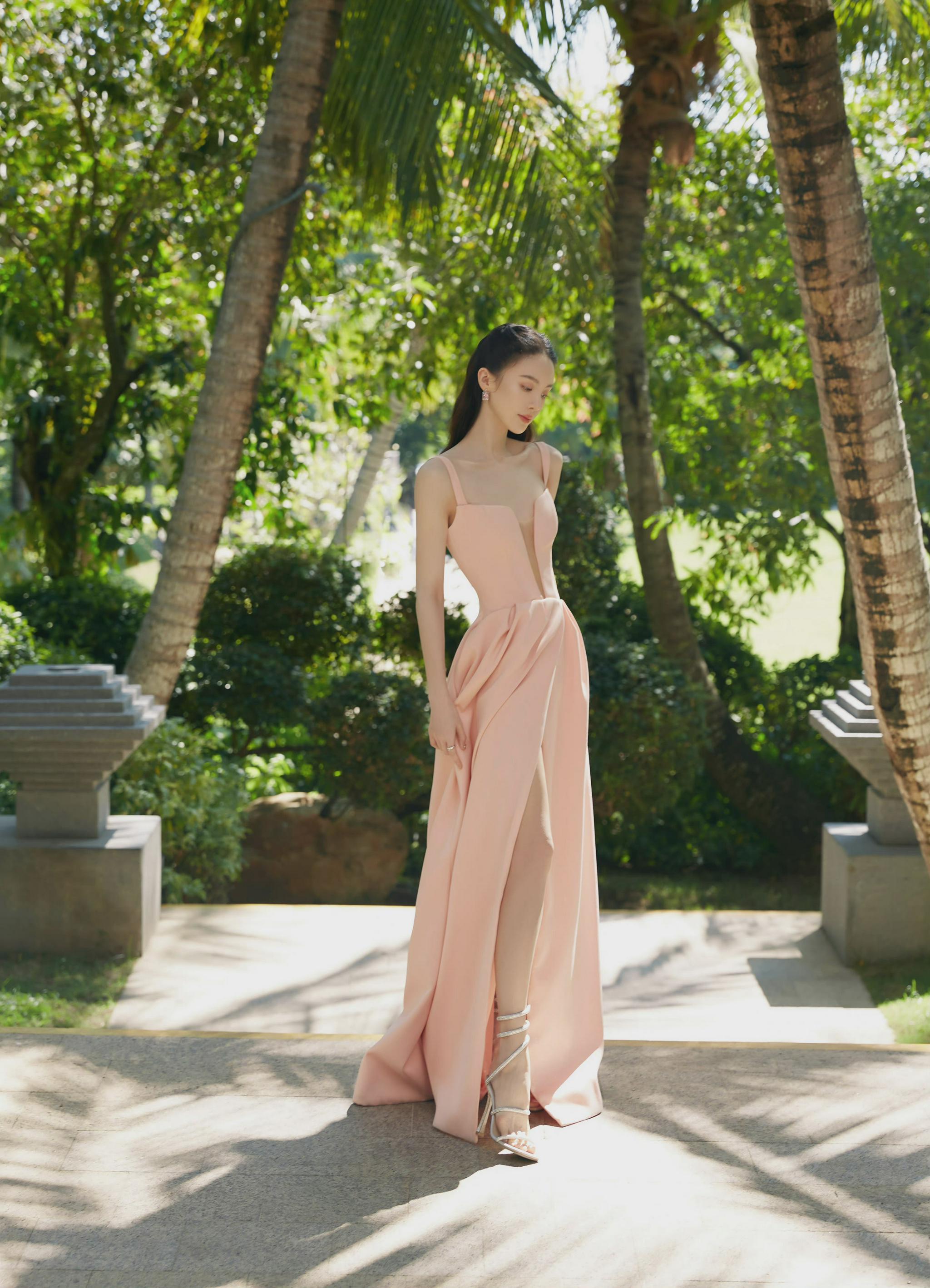 来自昨日出席线下活动前的一组look一袭柔粉长裙衬得皮肤分外白