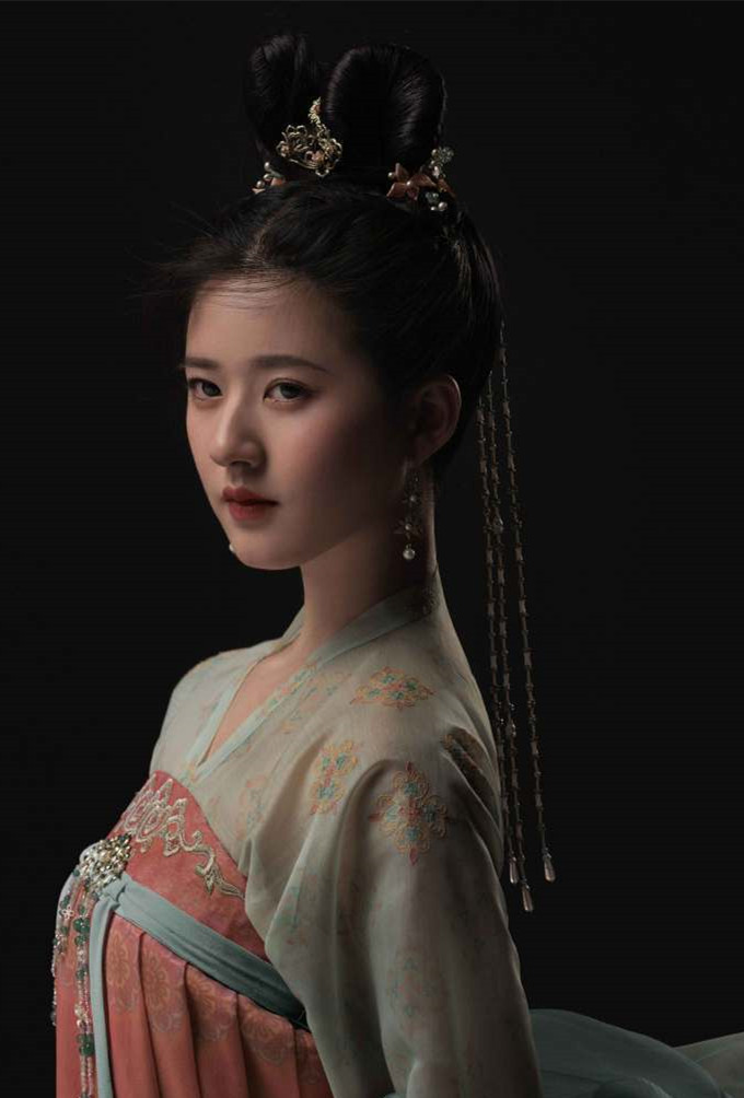 陈瑶撞色惊艳90后女演员陈瑶因出演《旋风十一人》正式踏入演艺圈