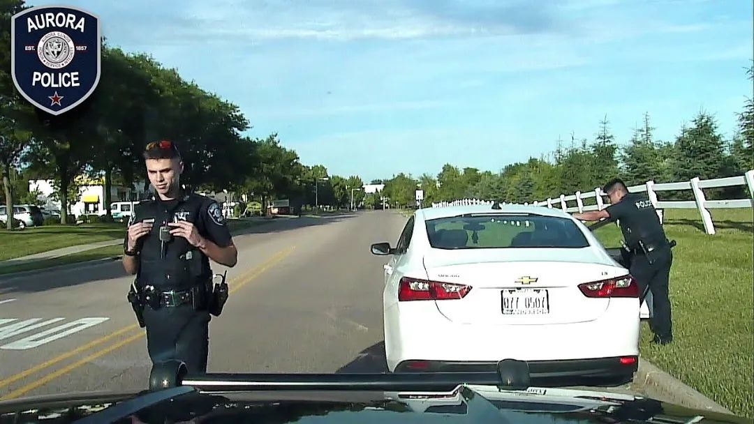 为什么美国警察在拦停汽车后首先要摸一下车屁股