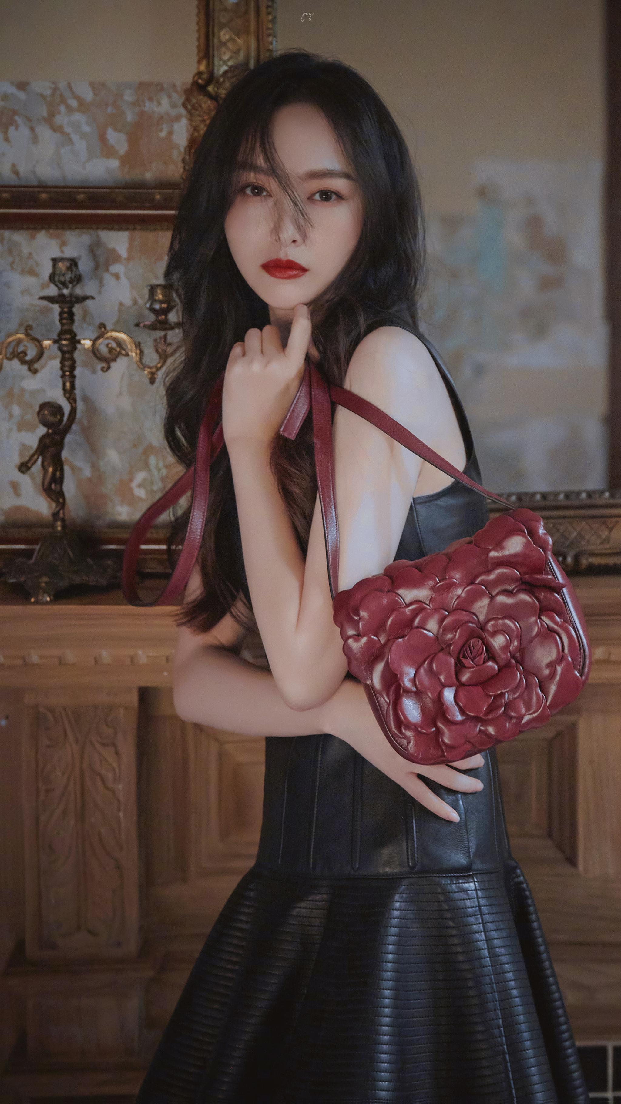 罗晋唐嫣这俩口子又撒狗粮了在罗晋镜头下美糖一袭黑色皮裙