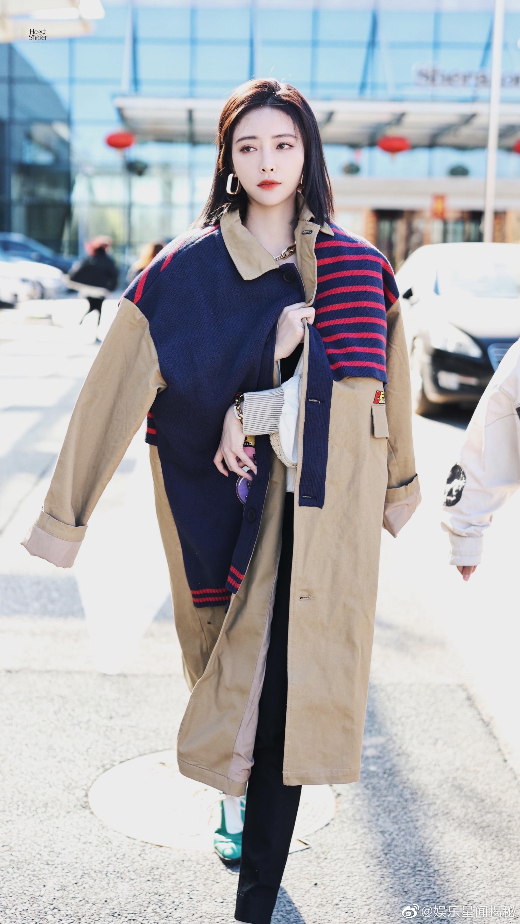 许佳琪上班饭拍～ 披着大衣好有气质!