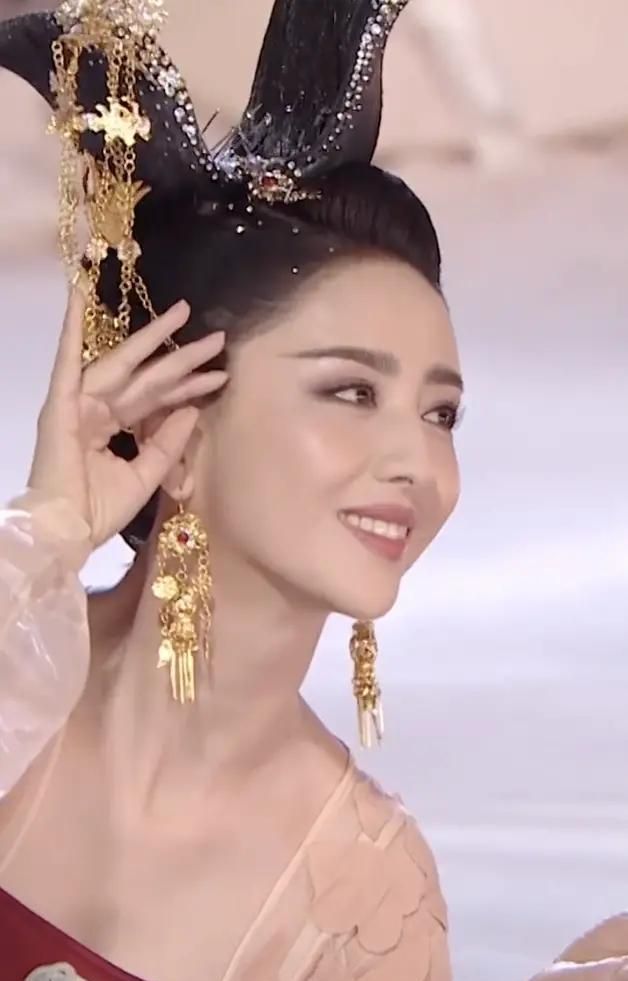 佟丽娅618晚会造型来袭古装扮相超惊艳一颦一笑充满了古典美
