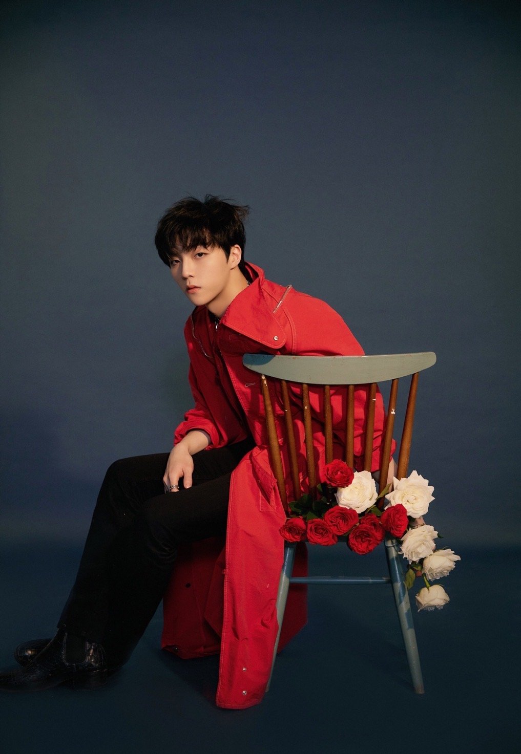 陈立农一身红衣时尚感拉满!超高的颜值 完美的身材比例