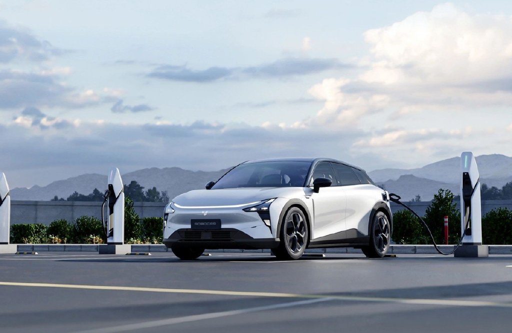 电动尾翼 100度电池!极越01 max长续航版上市 售24.99万元-新浪汽车