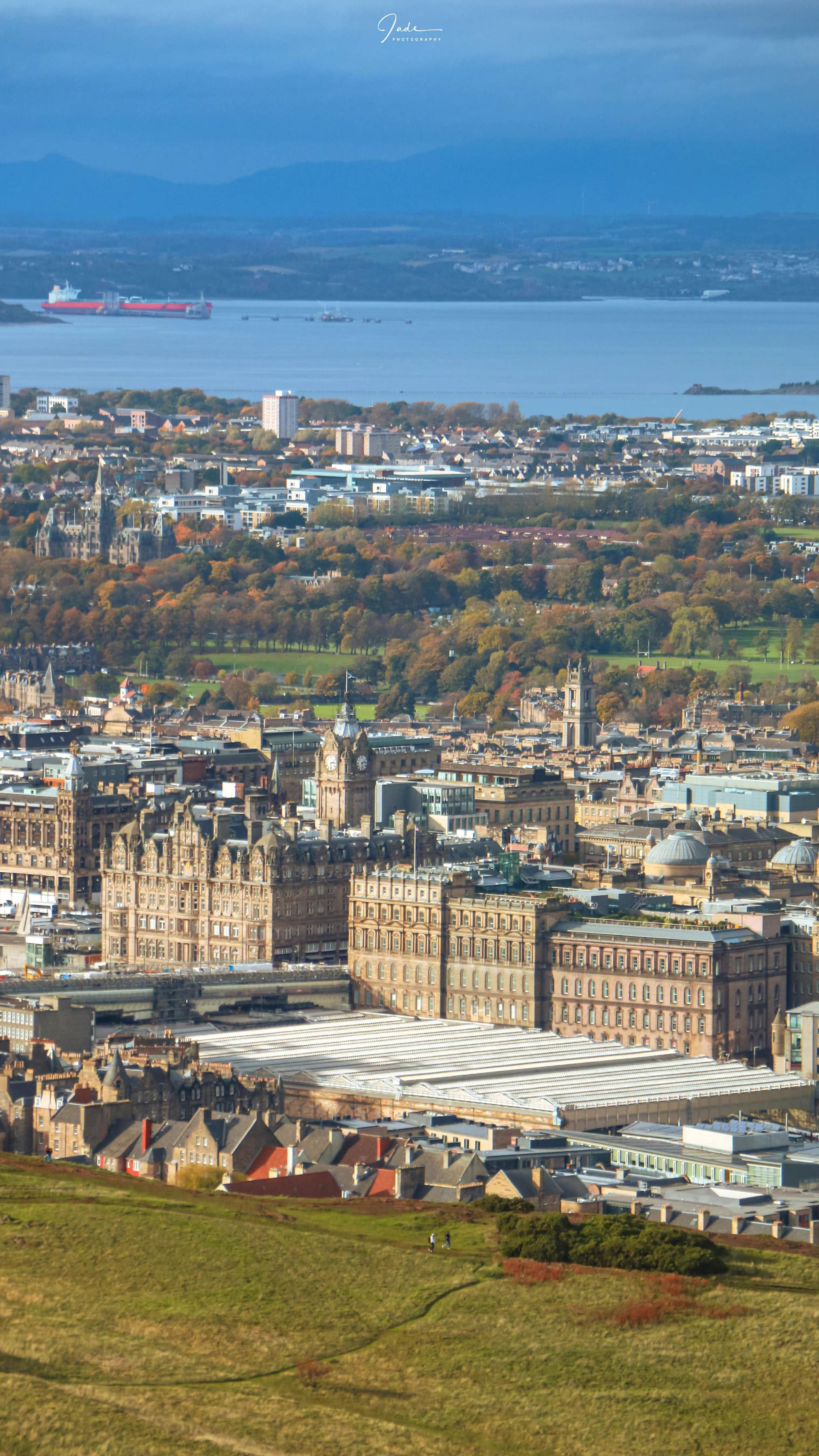 从亚瑟王座俯瞰爱丁堡城堡