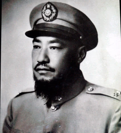 马鸿逵带着75吨黄金逃走那么马步芳呢黄金将9架飞机都压趴窝