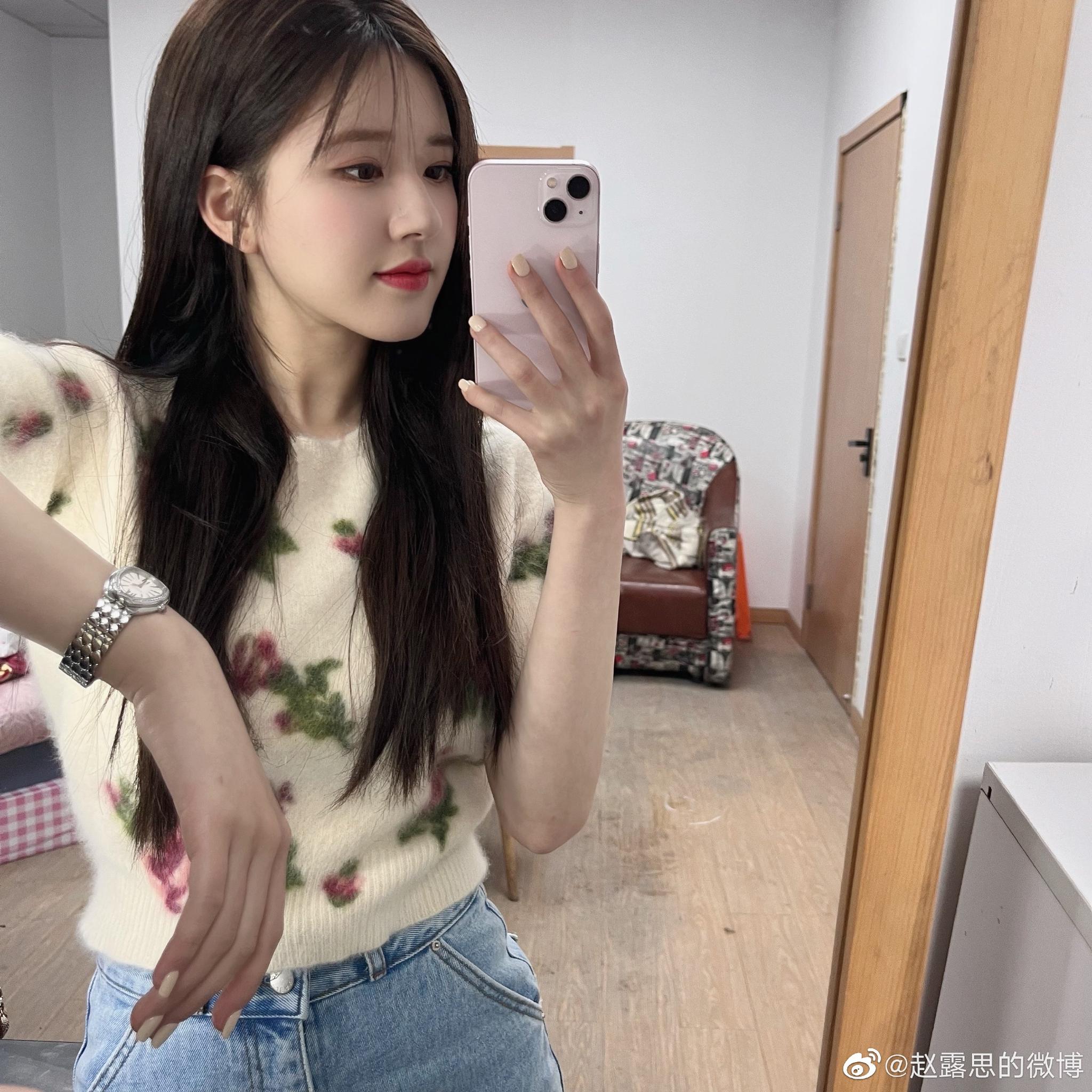 赵露思穿红色老虎卫衣!衬得皮肤好白好甜美啊,甜妹爱了爱了!