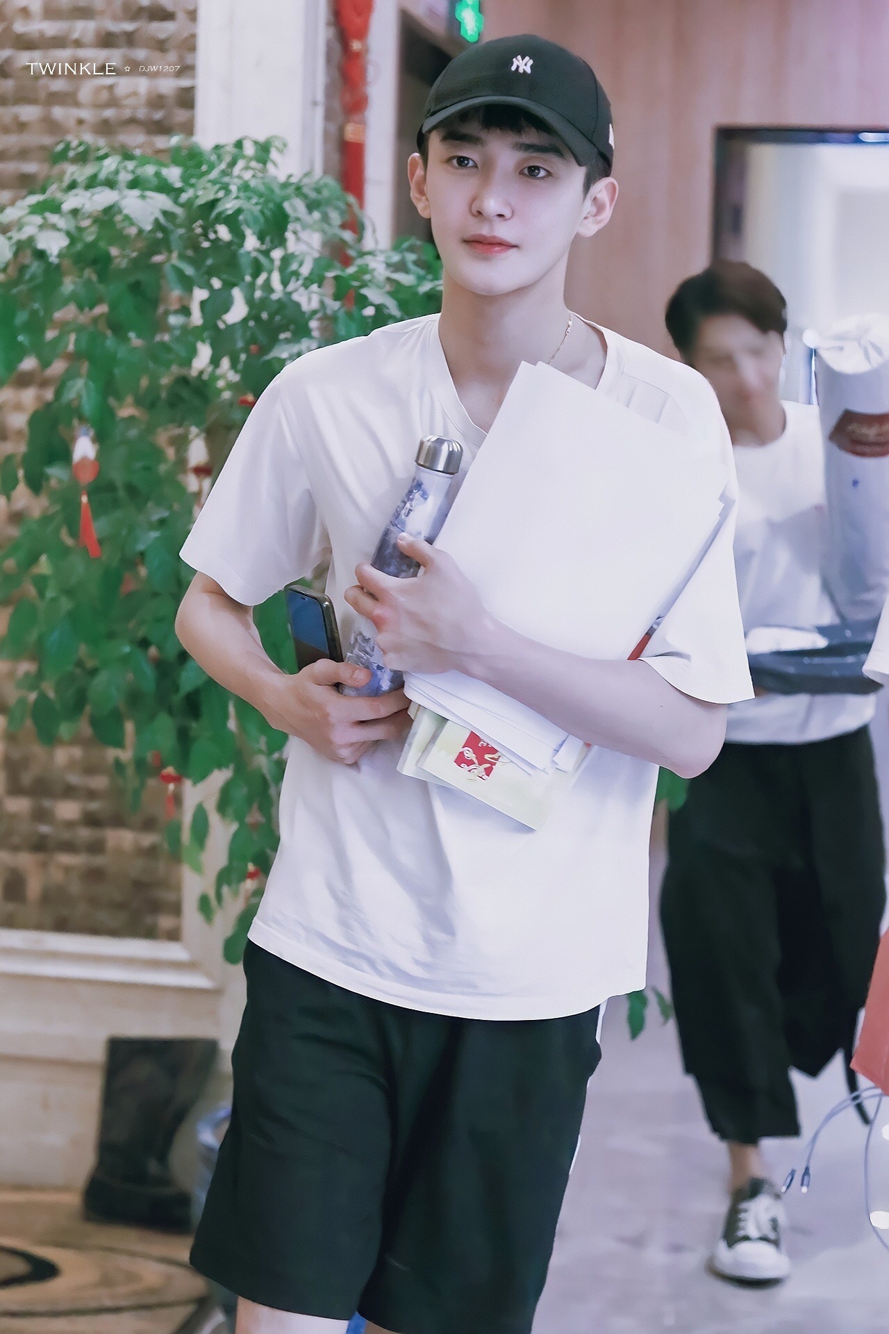 丁嘉文上班饭拍 紧紧抱着水杯和剧本的嘉文,好帅啊