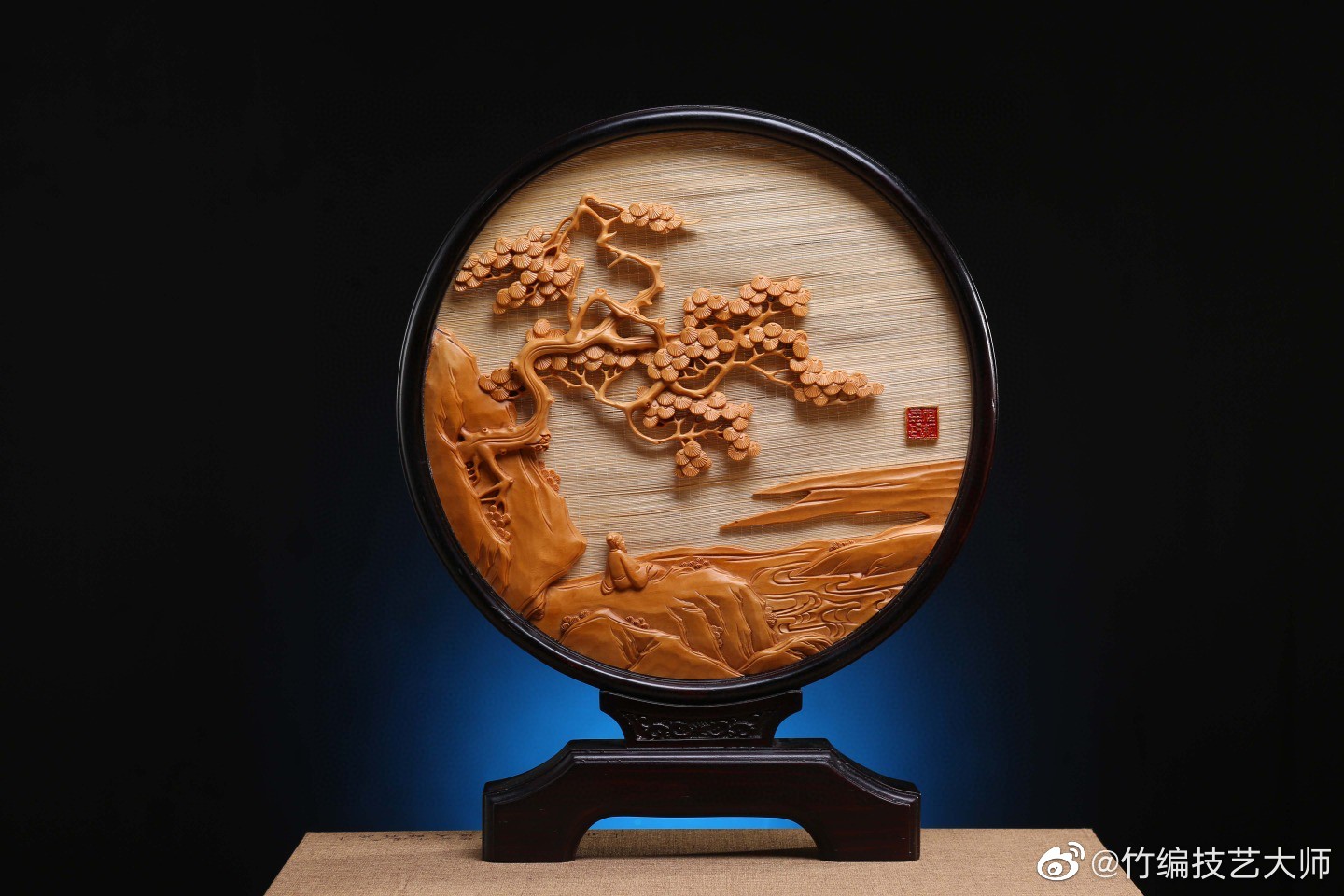 迎客松小圆盘木雕摆件