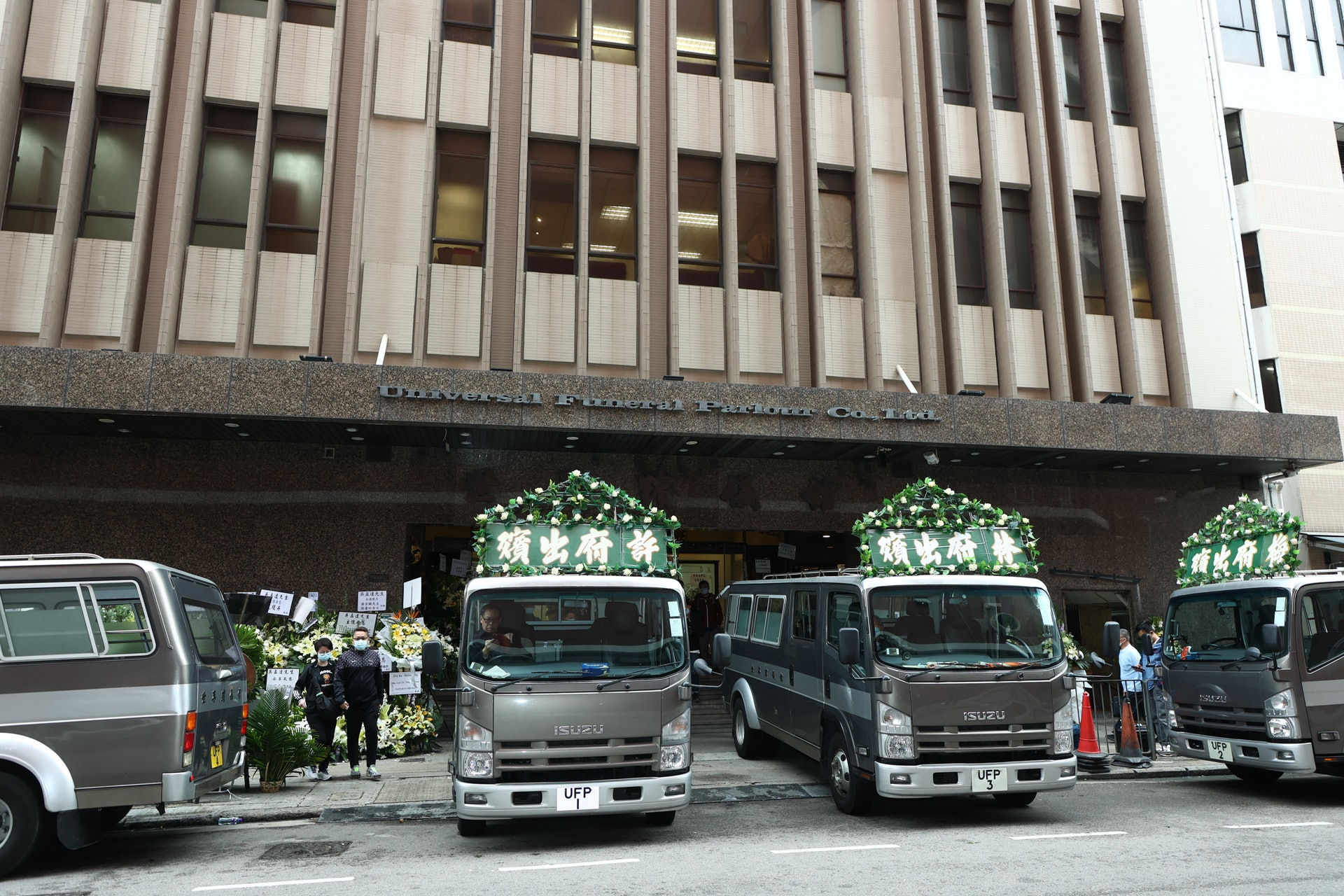 殡仪馆职员在大约11点的时候为灵车挂上"吴府出殡":3月8日早上,吴孟达