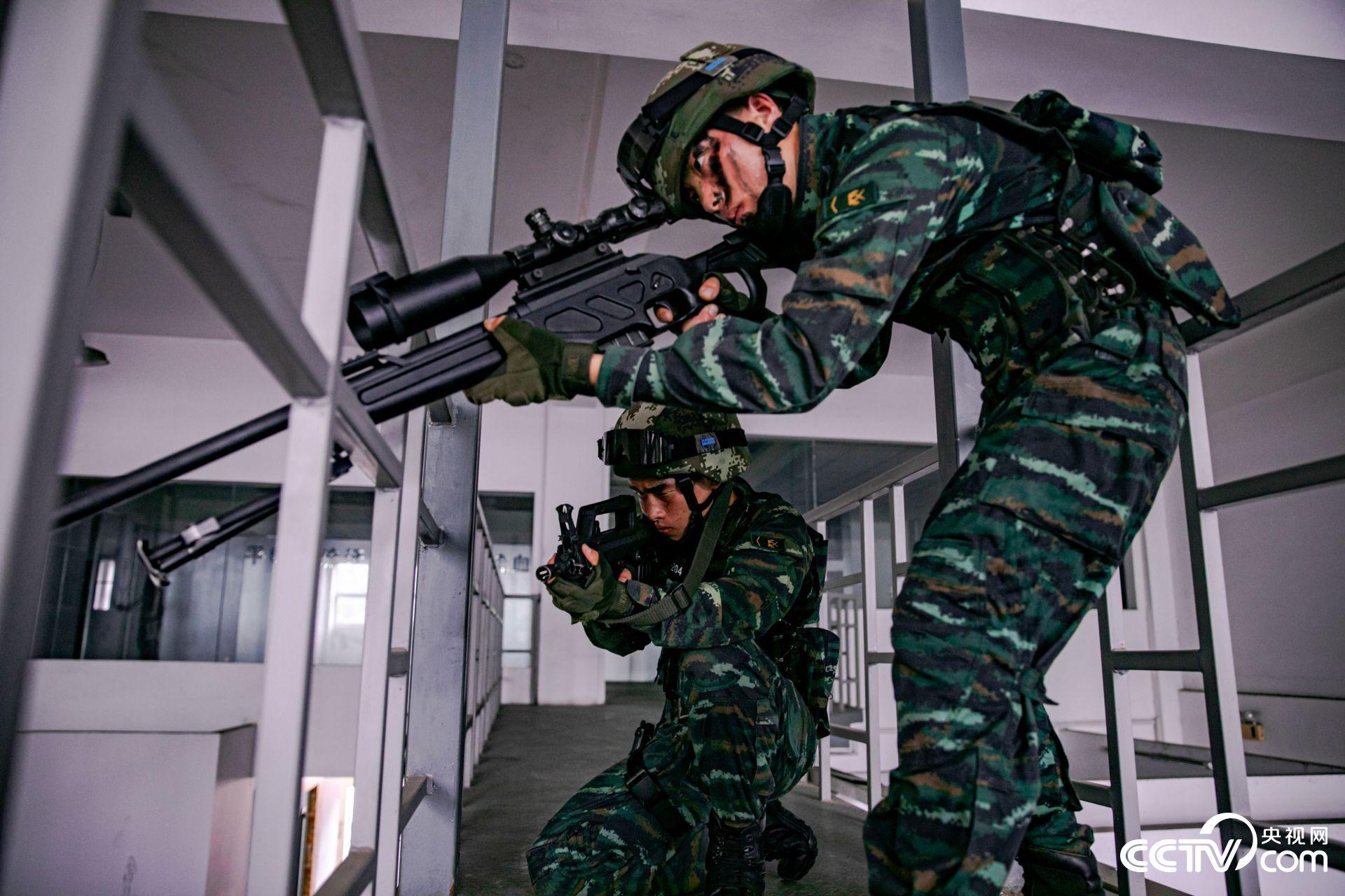 高清酷图武警特战队员城市反恐演练场面超燃