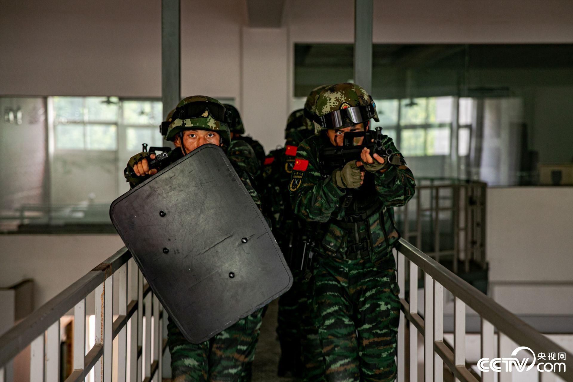 高清酷图武警特战队员城市反恐演练场面超燃