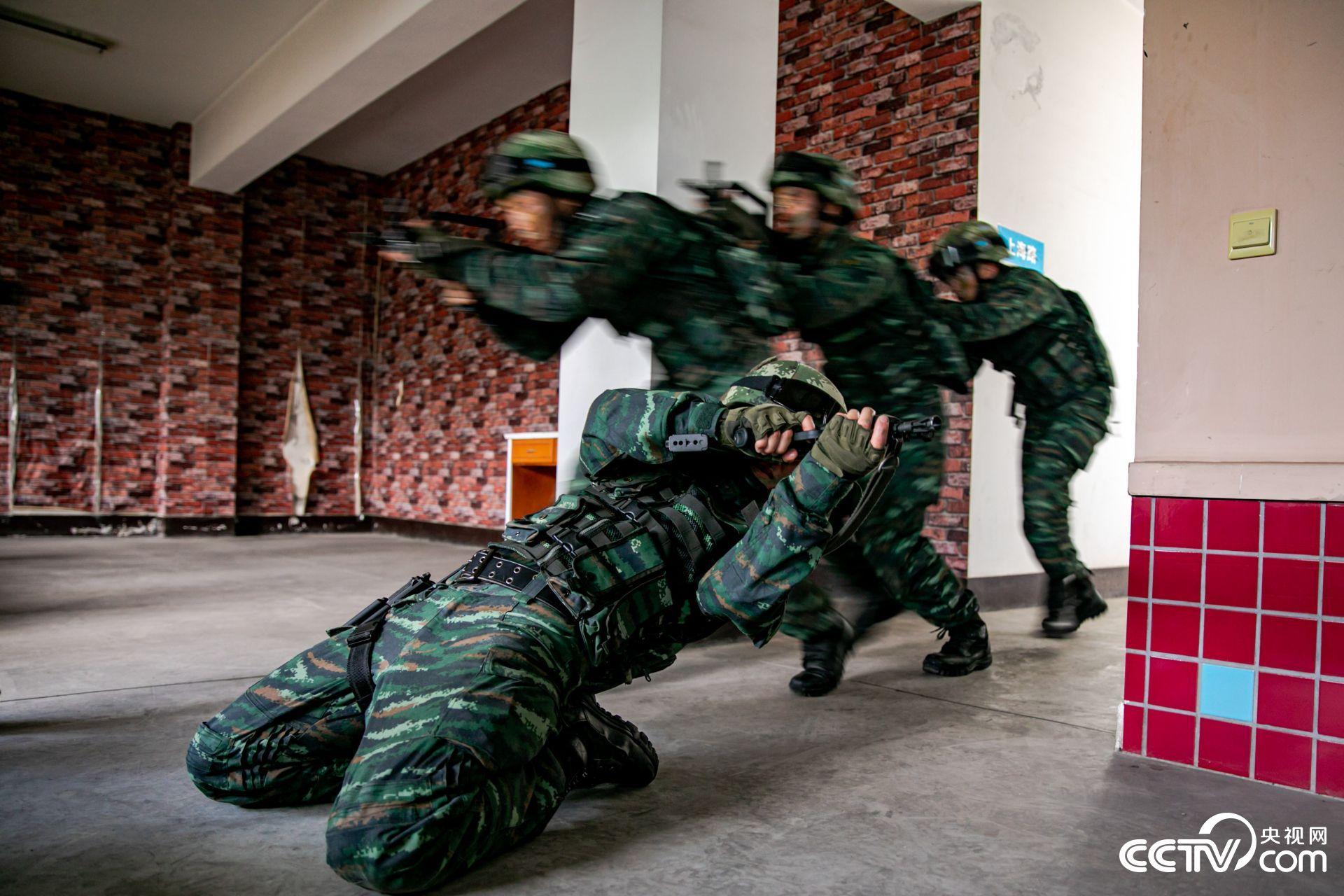 高清酷图武警特战队员城市反恐演练场面超燃