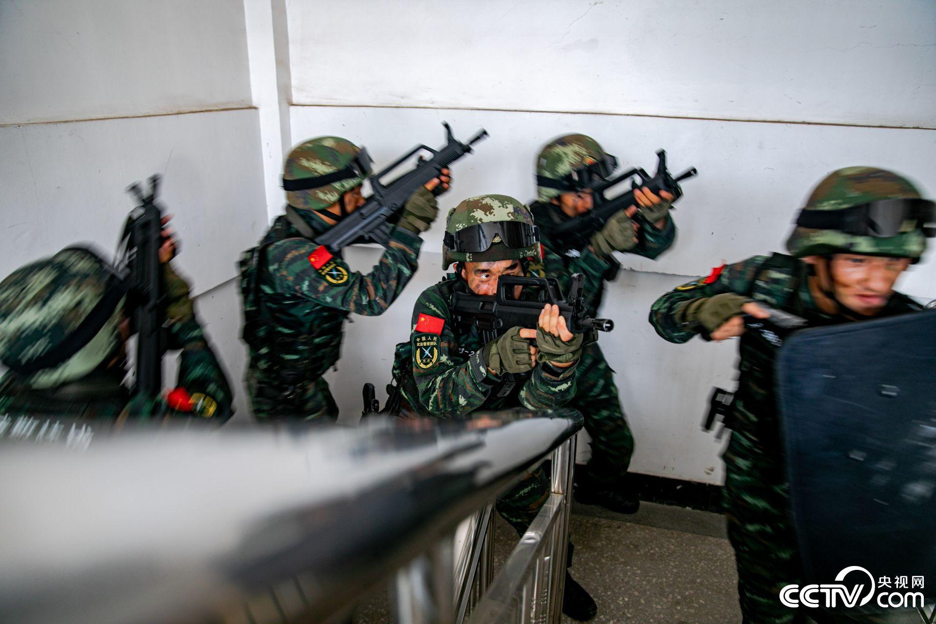高清酷图武警特战队员城市反恐演练场面超燃