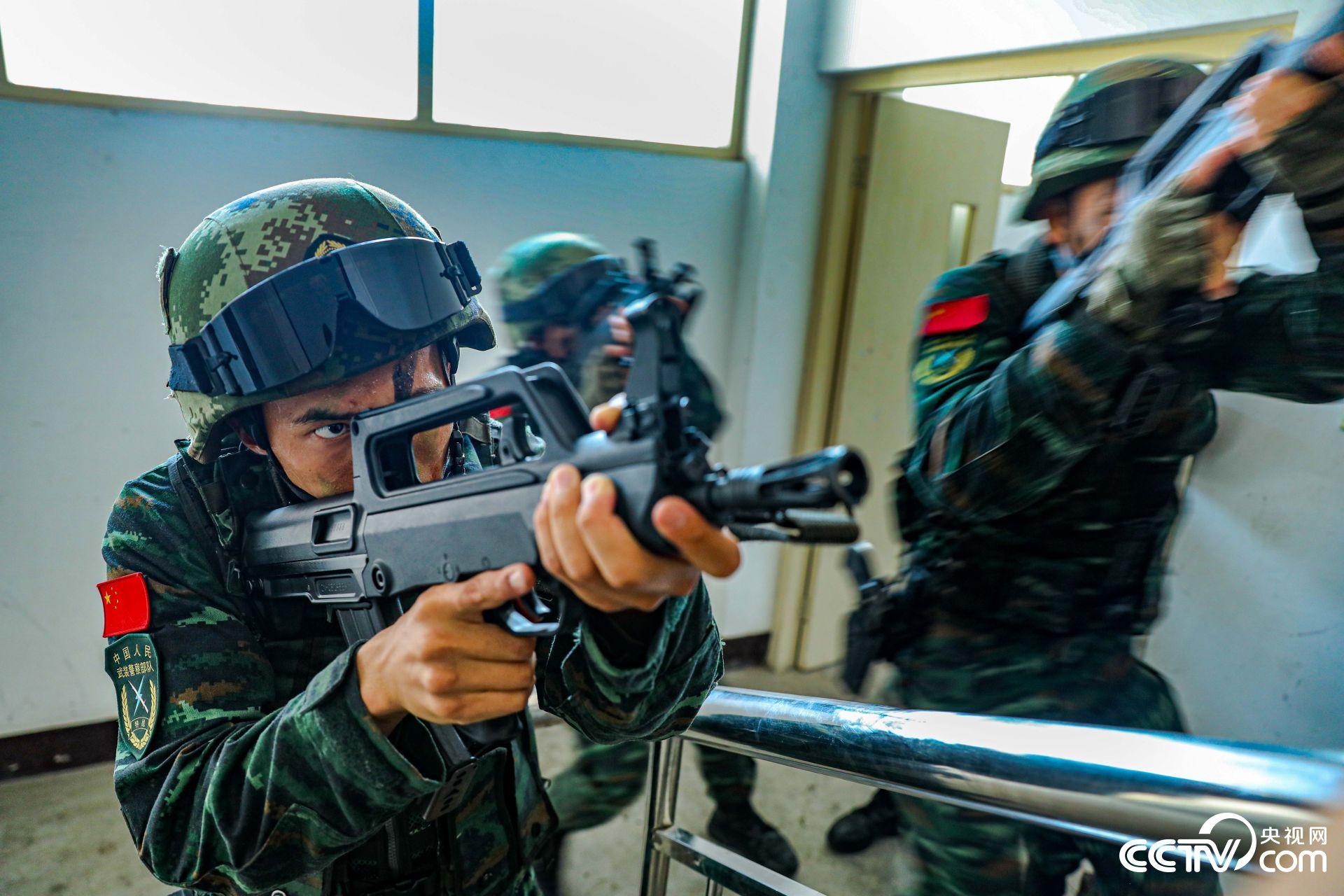 高清酷图武警特战队员城市反恐演练场面超燃