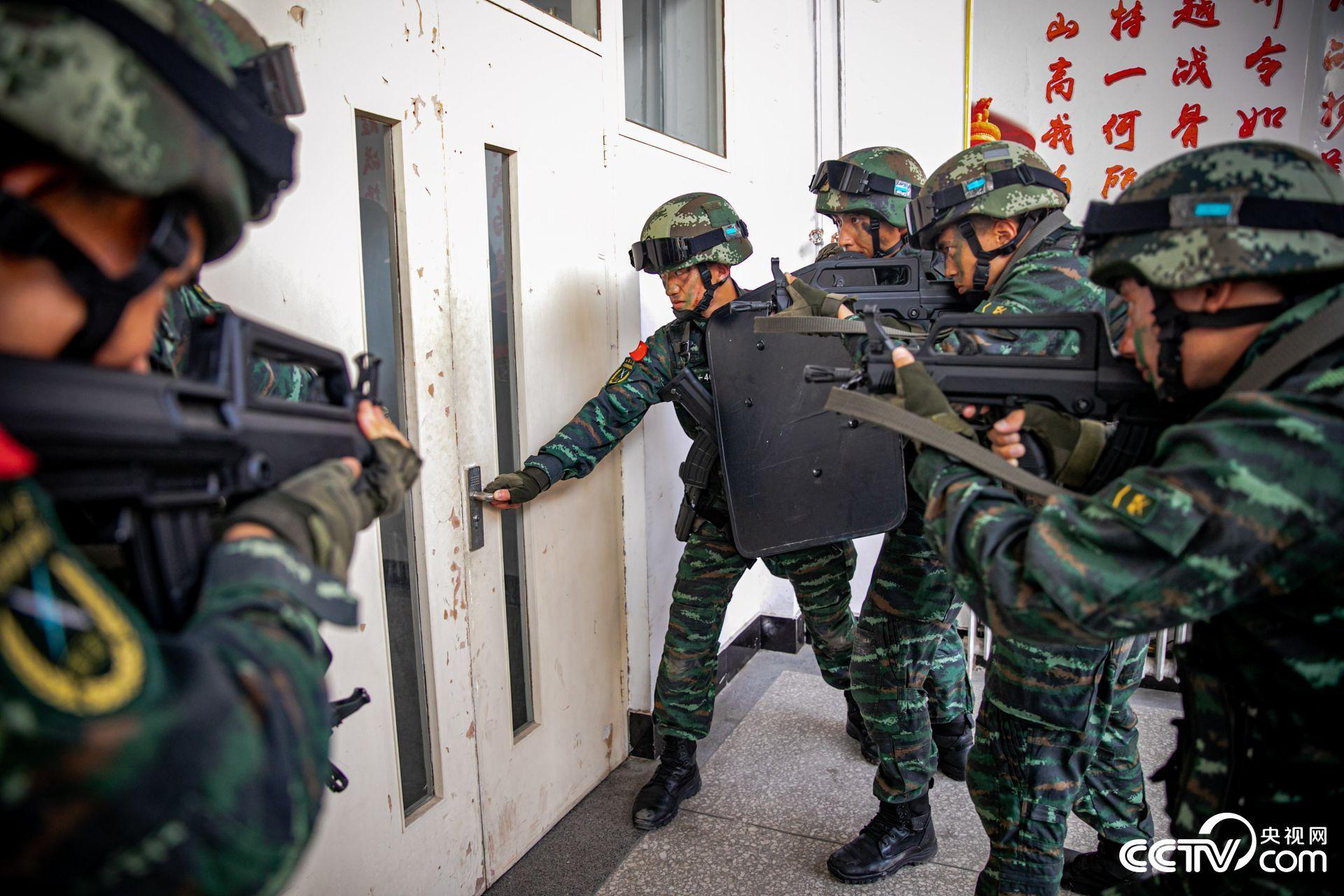 高清酷图武警特战队员城市反恐演练场面超燃