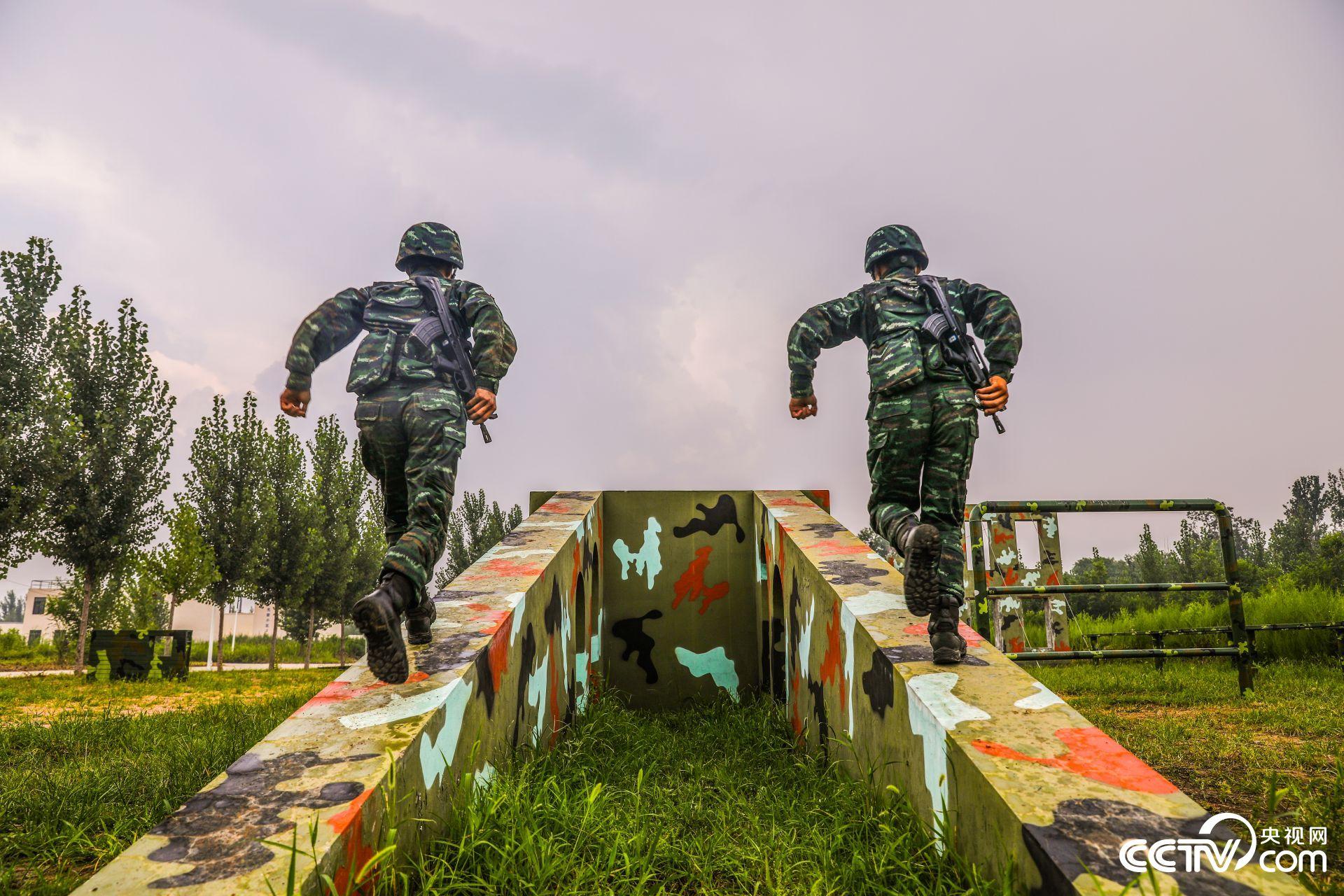 战味十足!武警特战队员pk障碍训练场